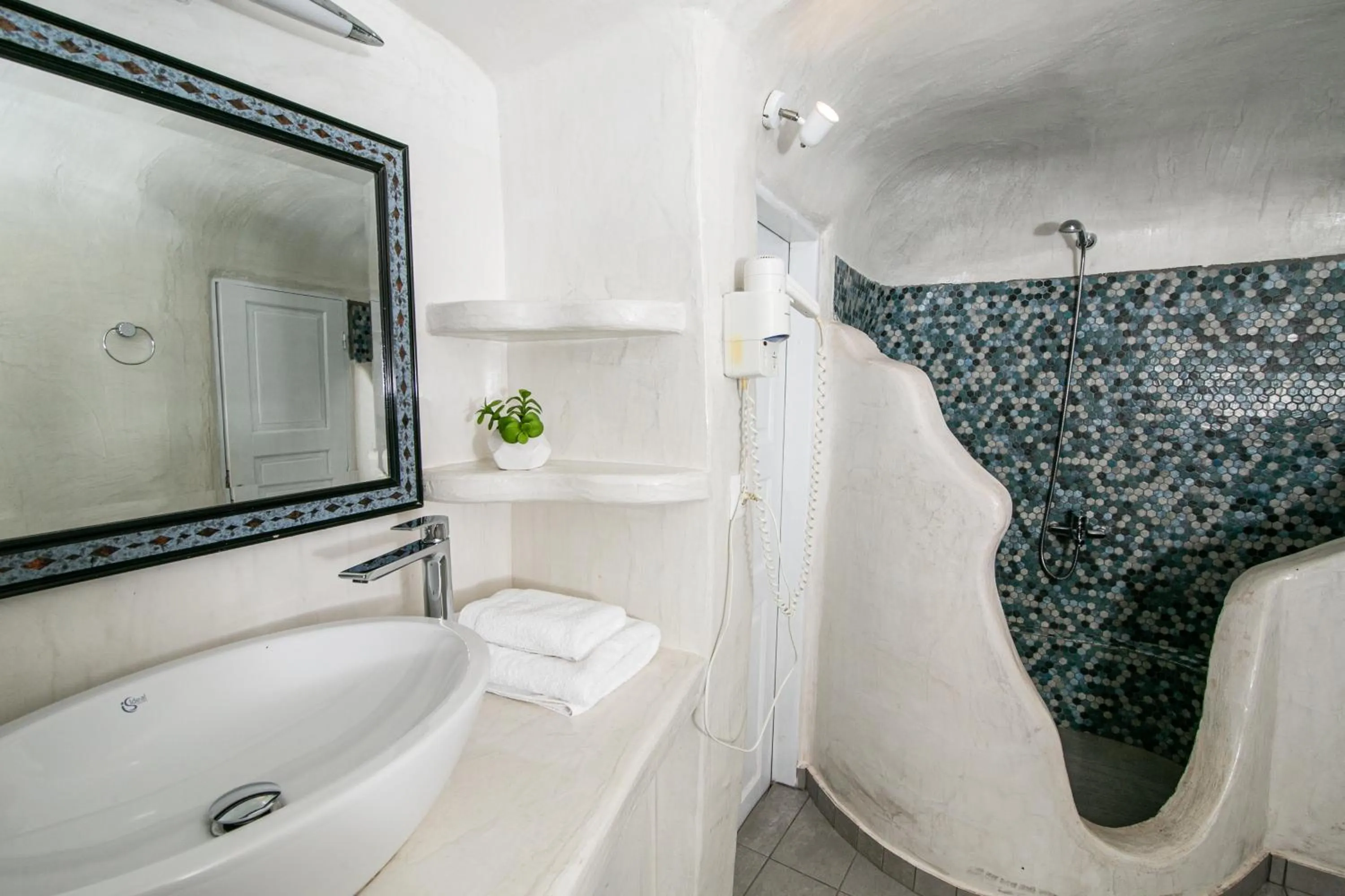 Honeymoon Cave Suite with Hot Tub and Caldera & Sea View in Vogue Suites