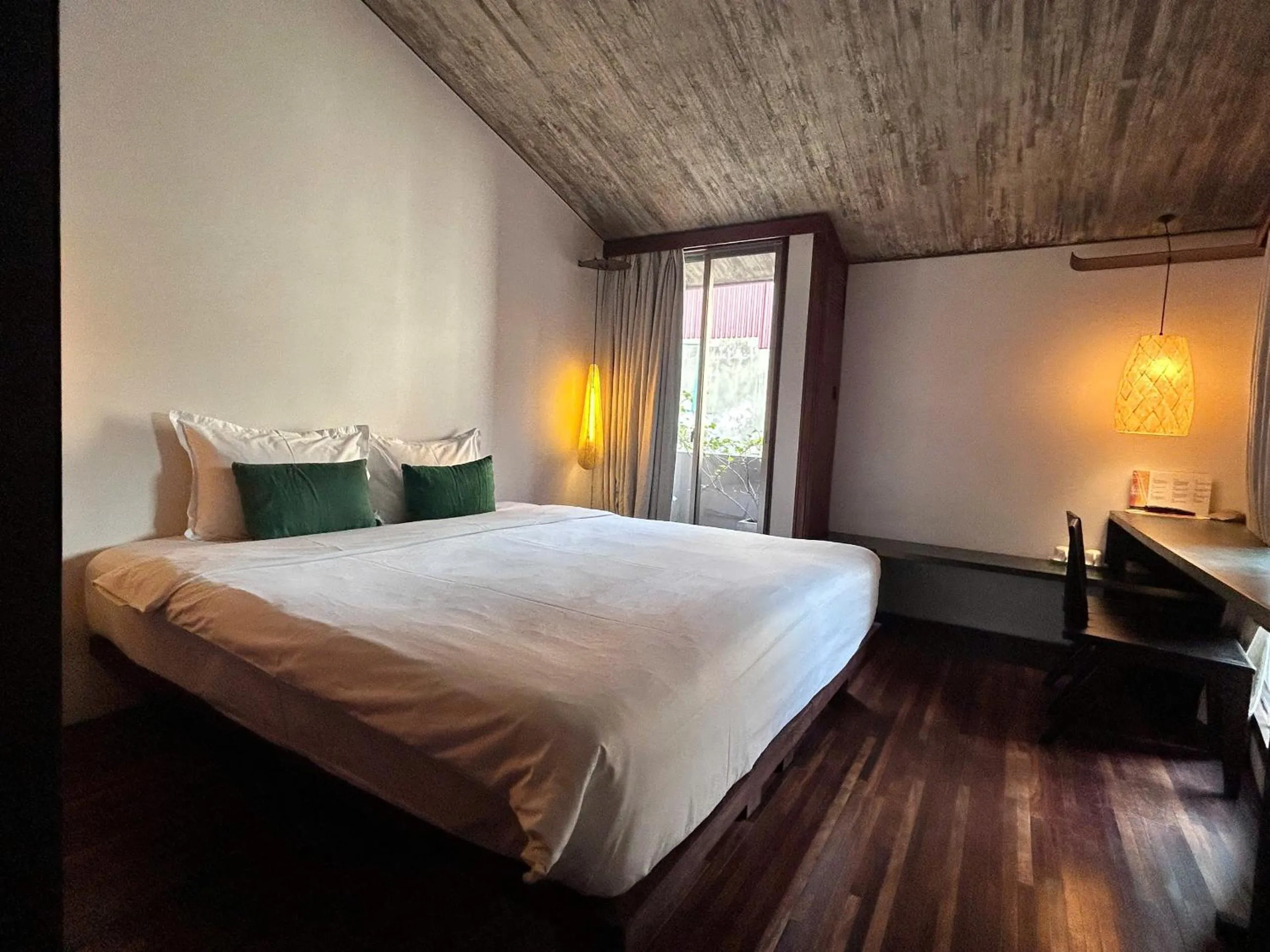 Windy_King or twin bed balcony in Concon house