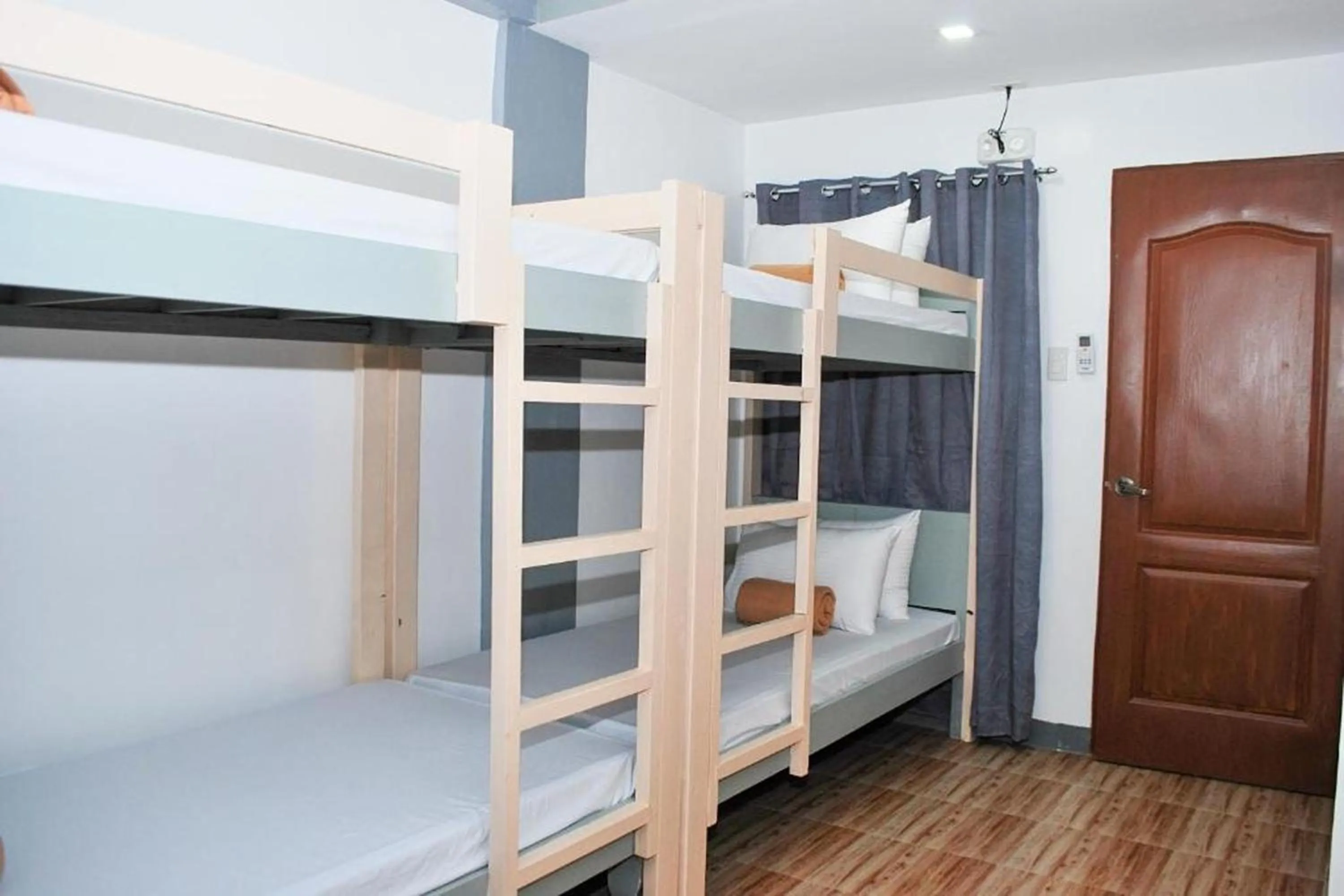 6-Bed Mixed Dormitory Room in Woza Inn Boracay