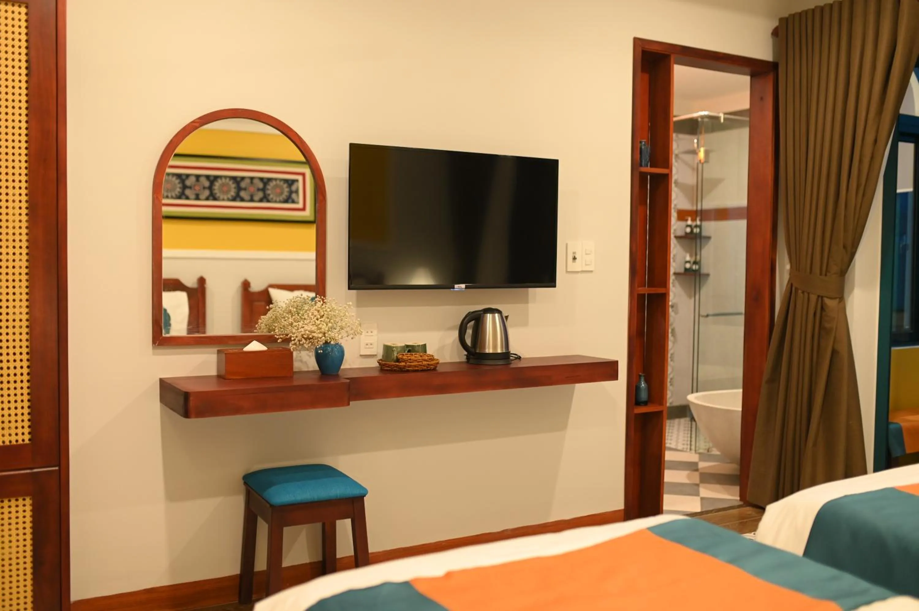 Deluxe Suite in De'Colore Villa Hoi An