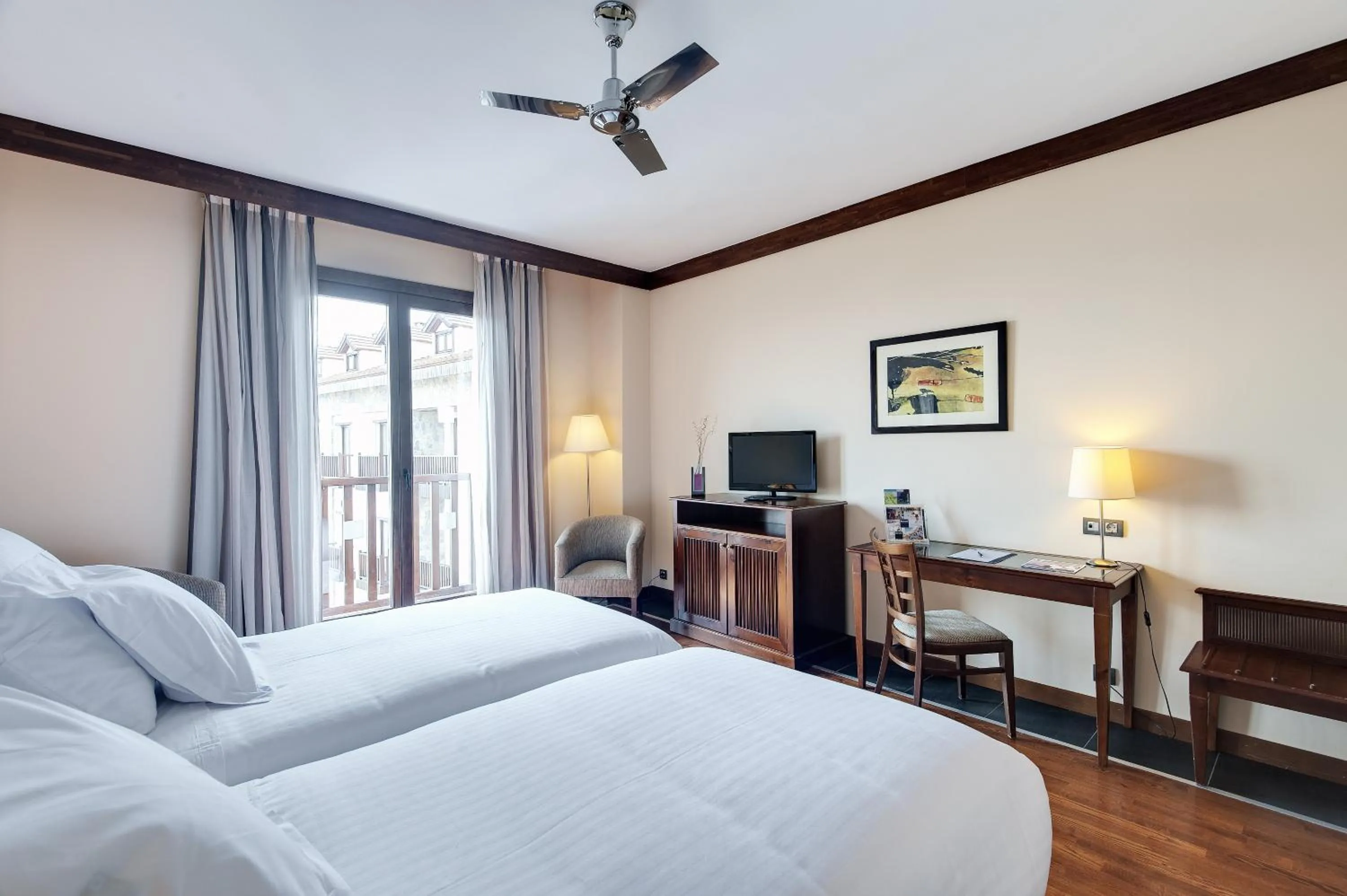 Superior Double Room with Balcony in Hotel & Spa Real Badaguás Jaca