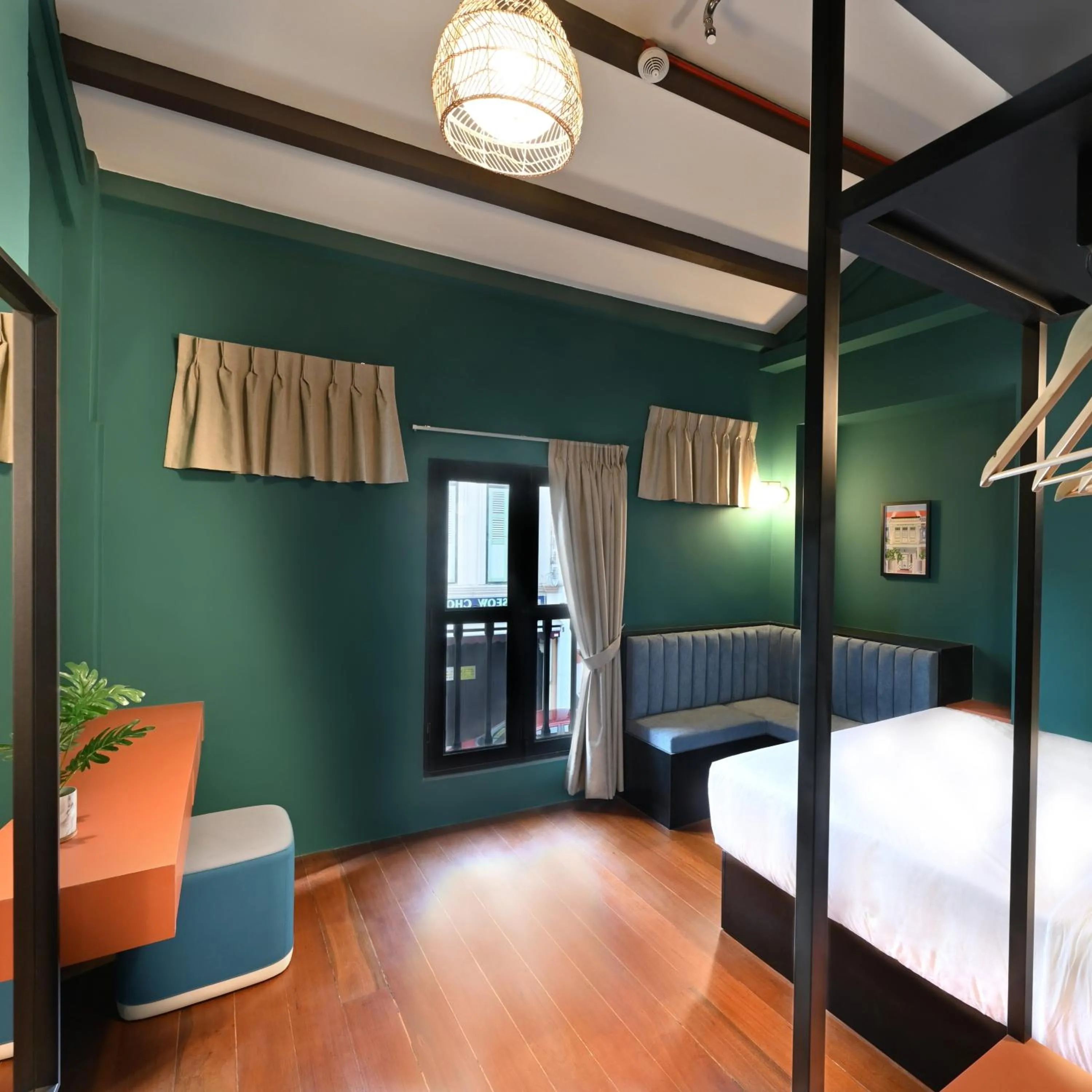 Deluxe Queen Room in Dream Chaser Boutique Capsule Hotel