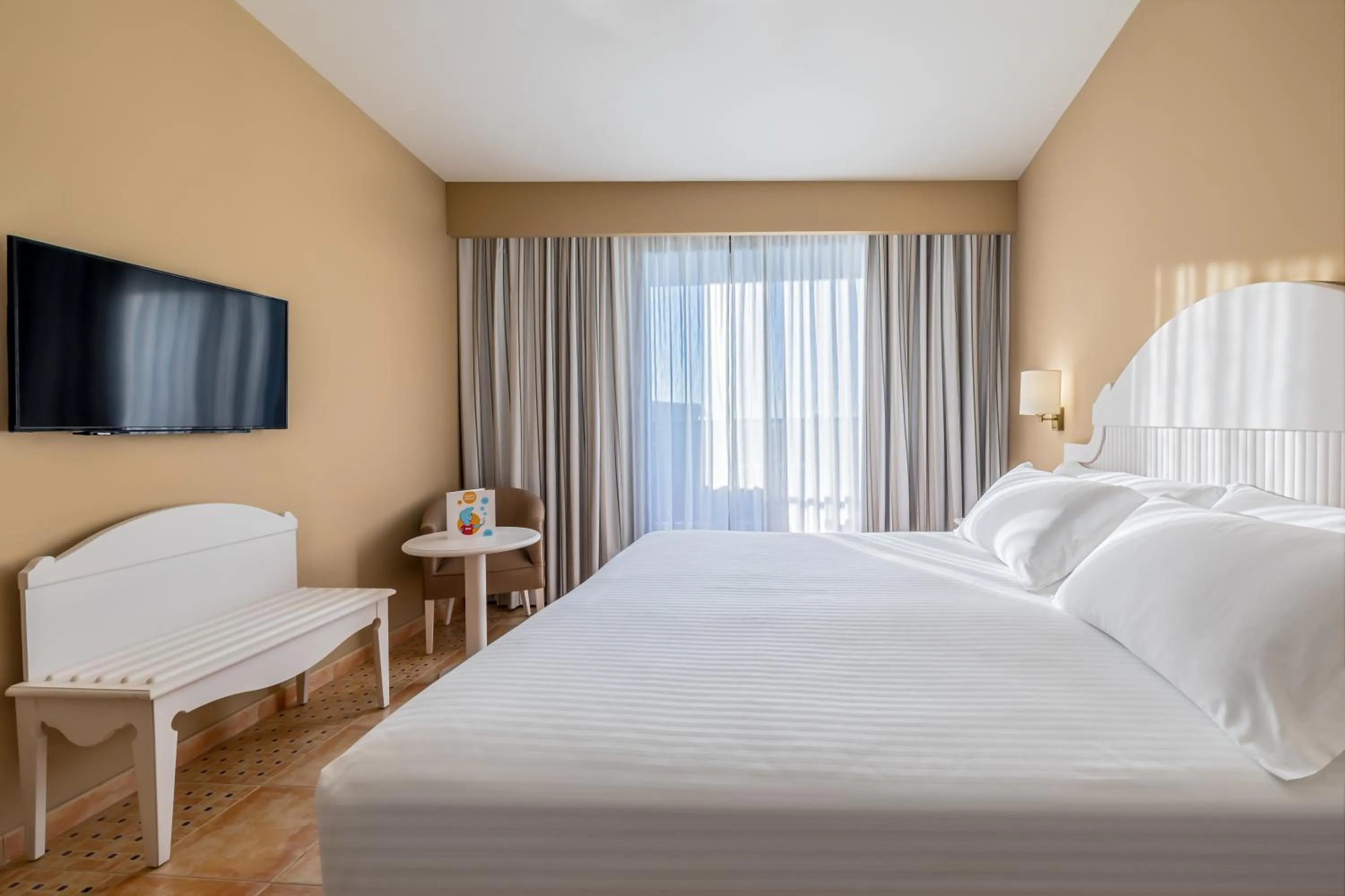 Deluxe One-Bedroom Apartment with Sea View (2 Adults + 1 Child)  in Occidental Isla Cristina