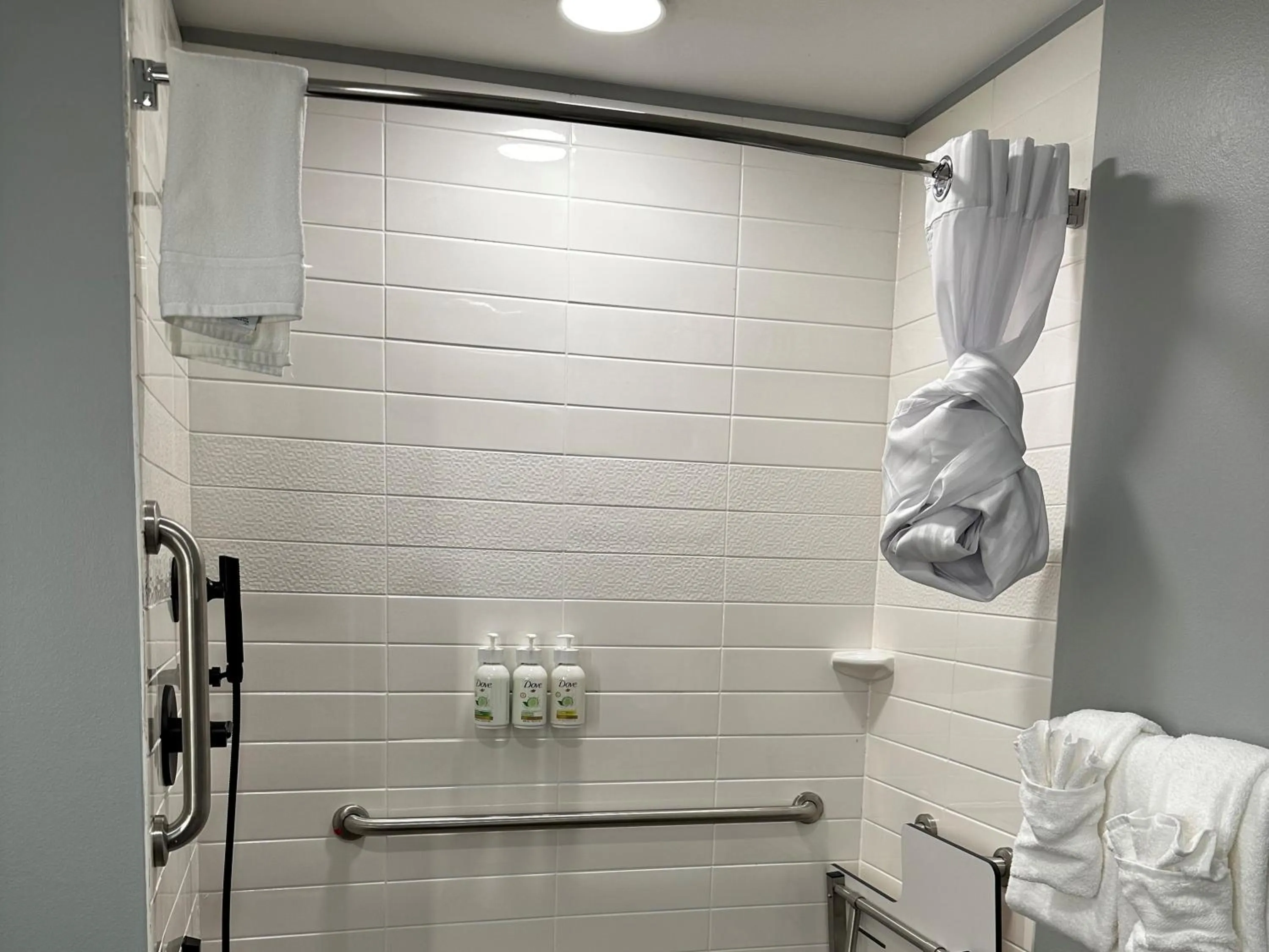King Suite - Mobility/Hearing Accessible with Bath Tub - Non-Smoking in AmericInn by Wyndham Mountain Home