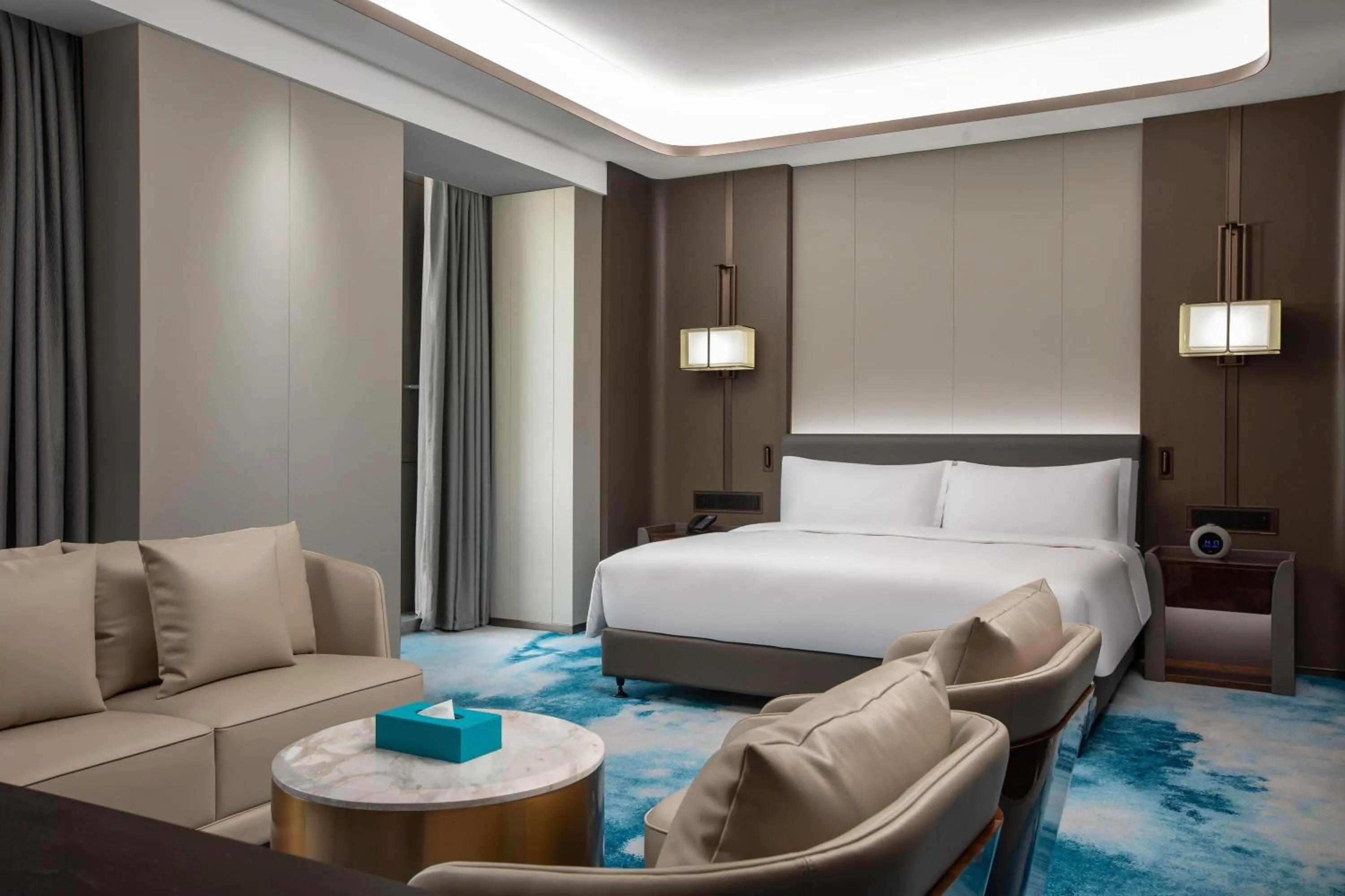 Superior 1 King Bed Room in Wyndham Grand Zaozhuang