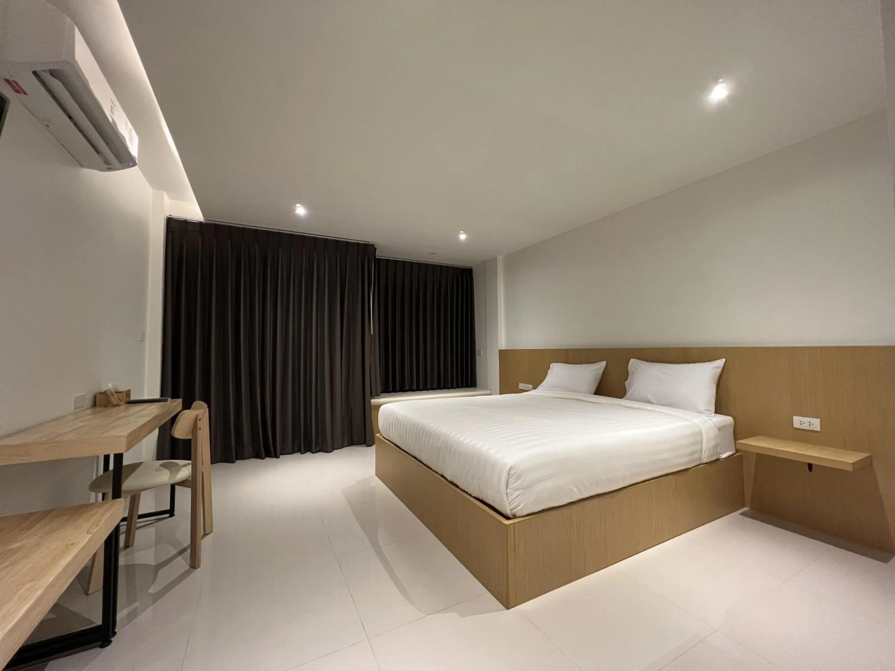 Deluxe Double Room with Balcony in Super Highway Hotel