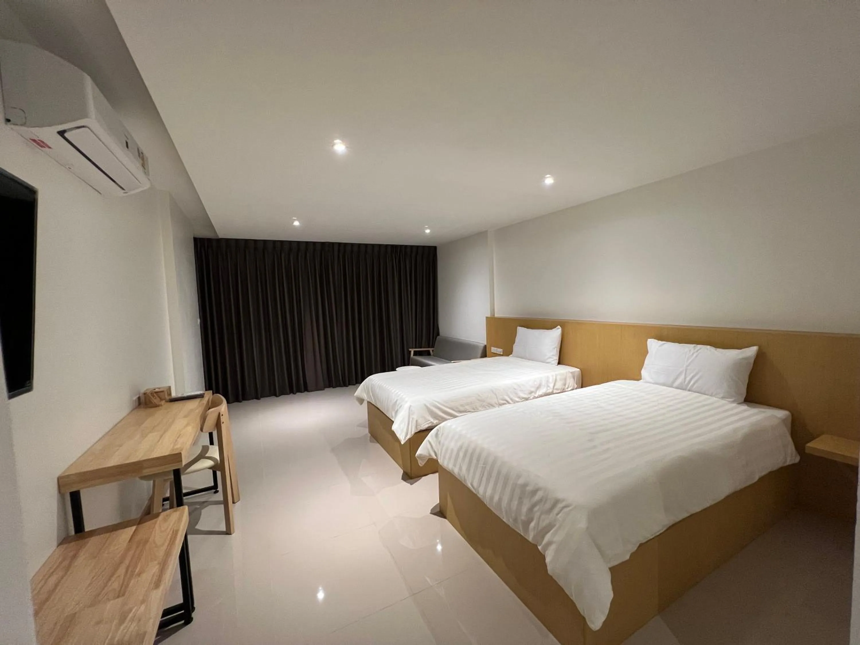 Twin Room with Balcony in Super Highway Hotel