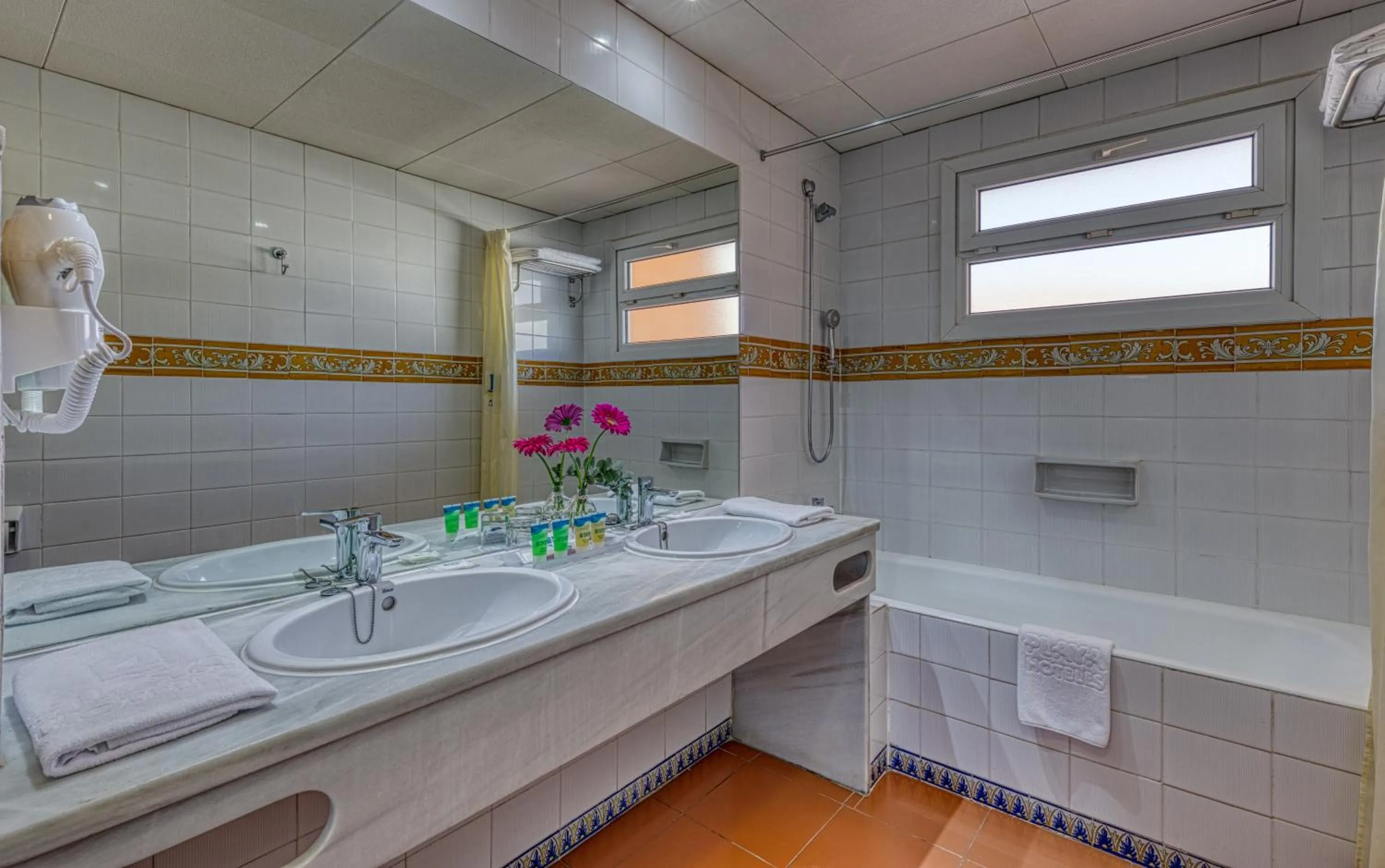 Family Room (2 Adults + 2 Children) in Playadulce