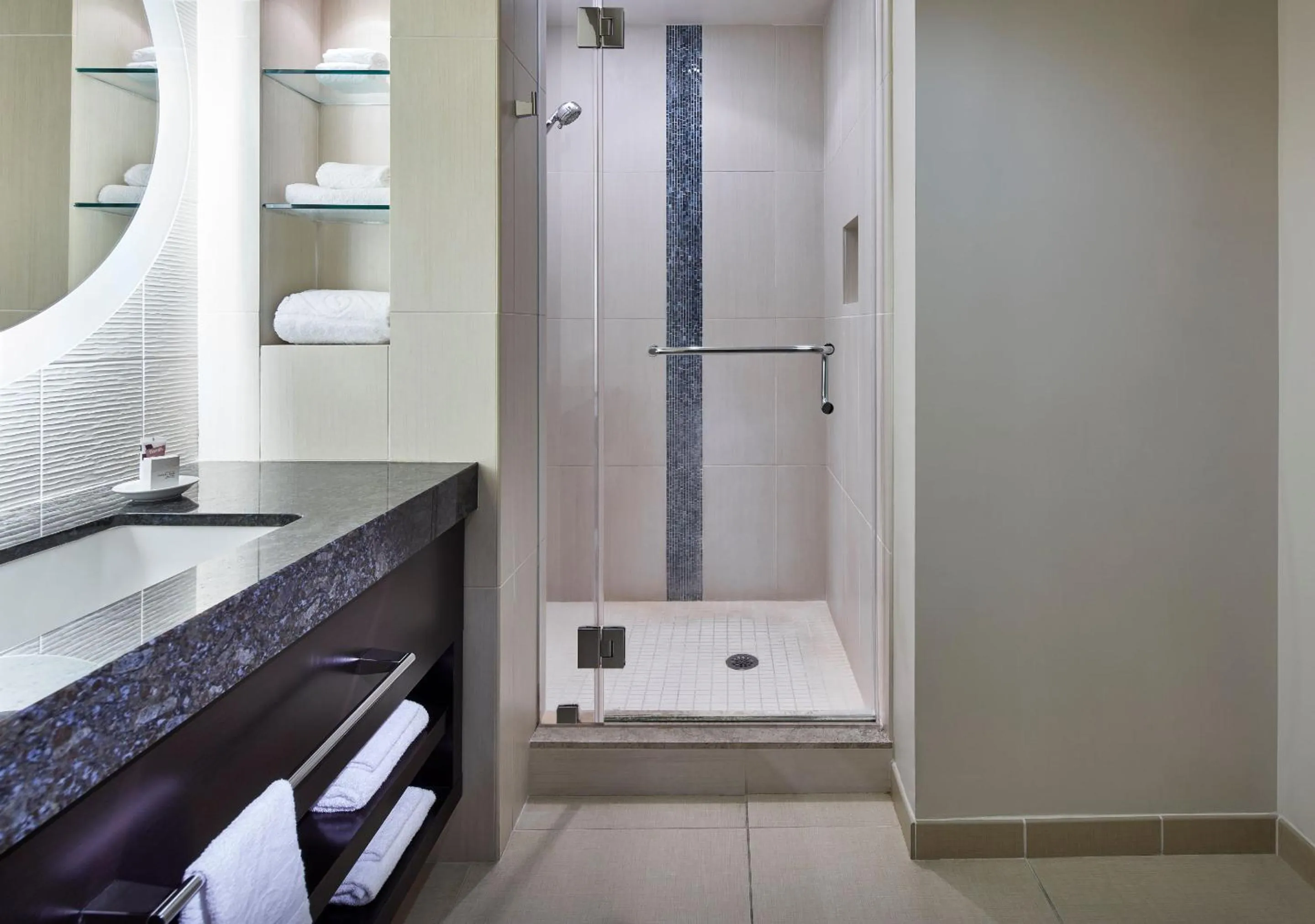 Creek Premium Room 1 King Non Smoking in Harrah's Cherokee, A Caesars Destination