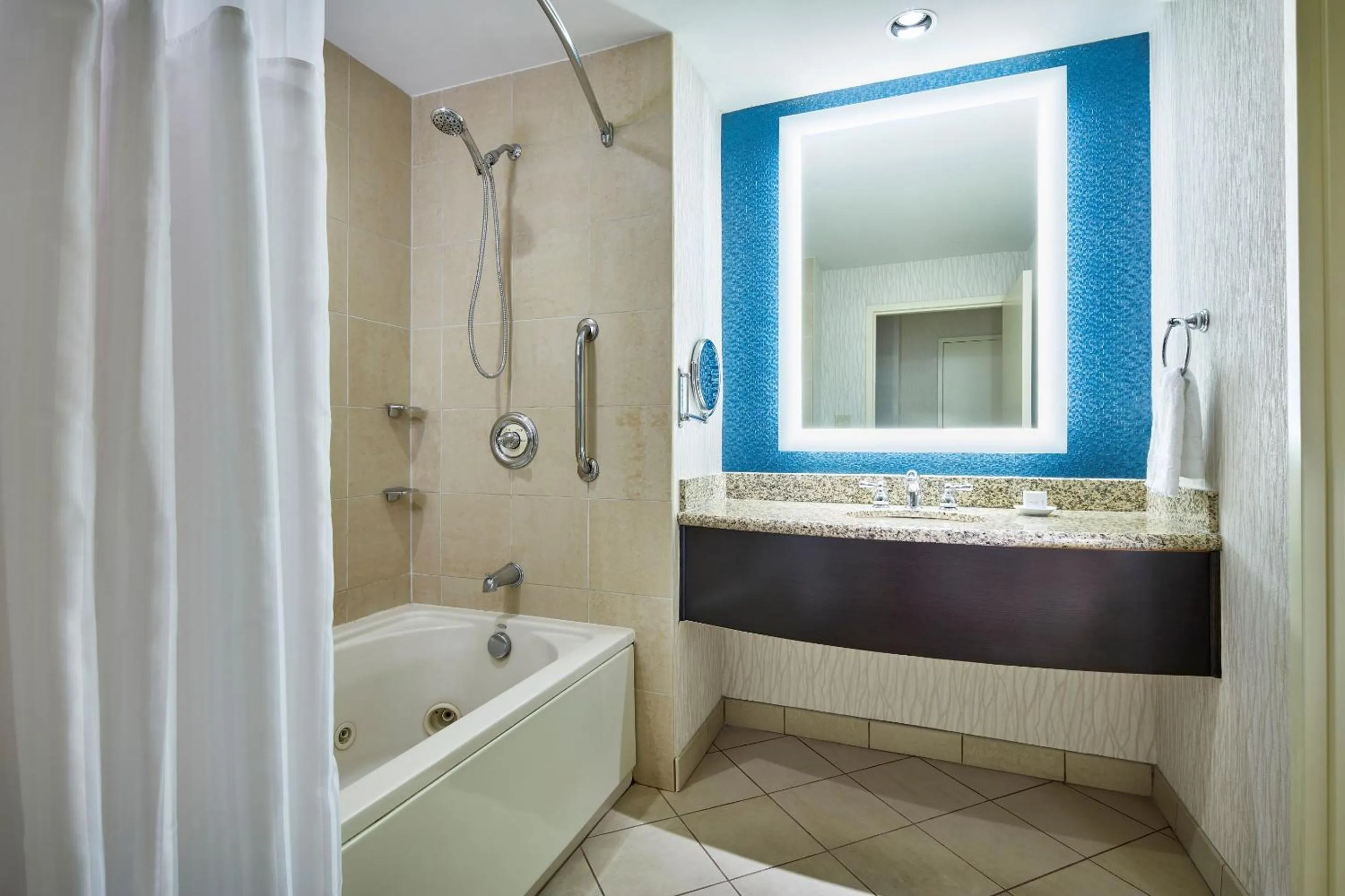 Soco Deluxe Room, 1 King, Non Smoking in Harrah's Cherokee, A Caesars Destination