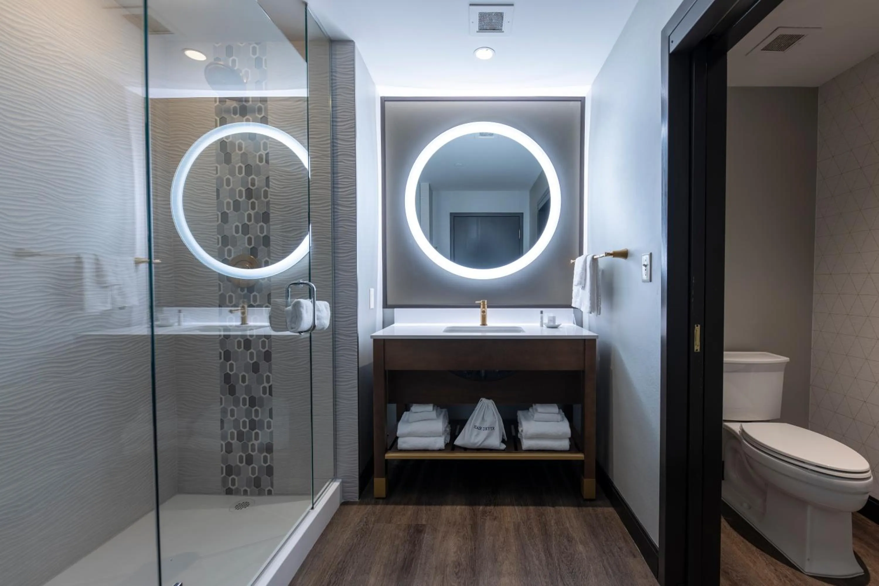 Mountain Deluxe Room, 1 King, Non Smoking in Harrah's Cherokee, A Caesars Destination