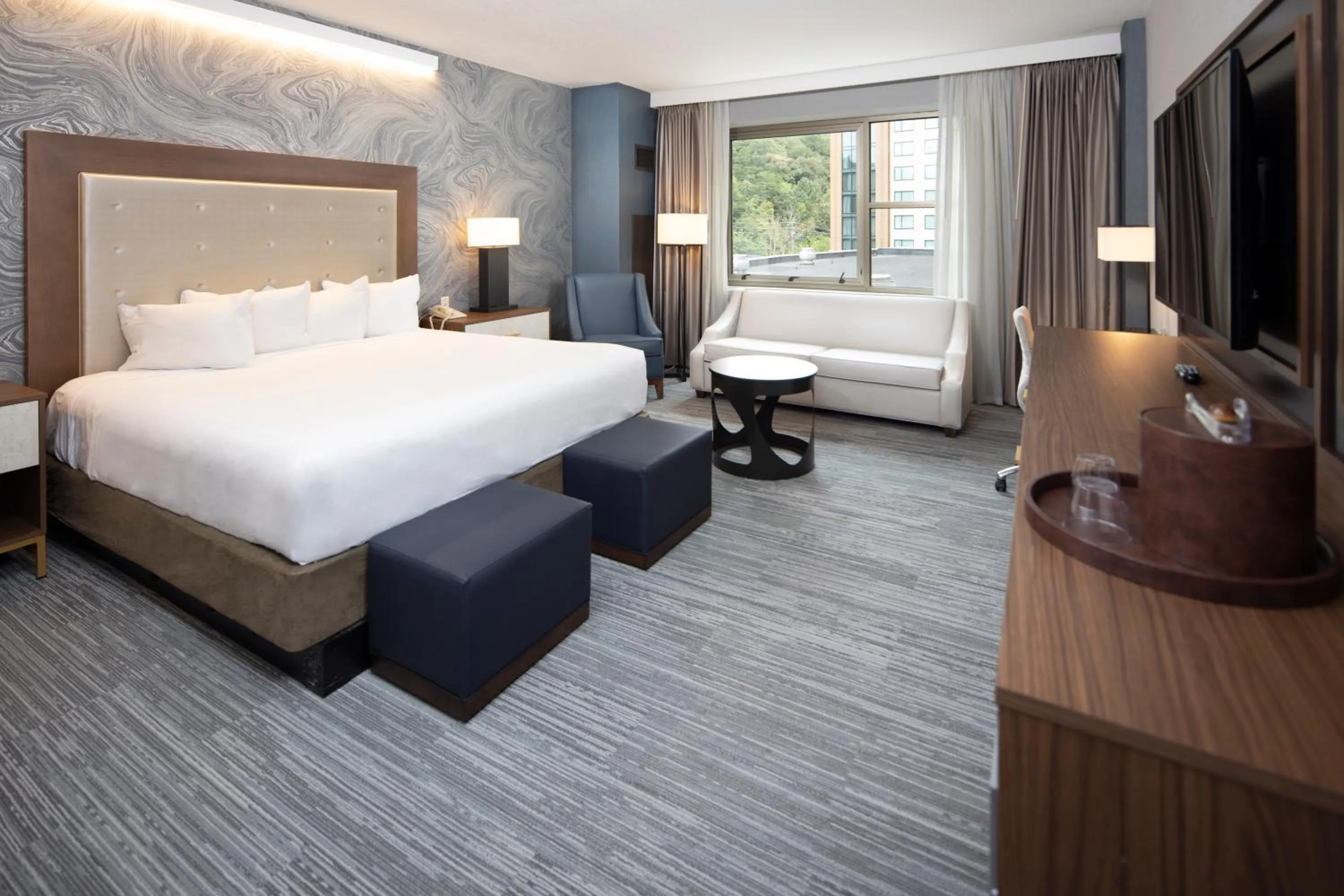 Mountain Premium Room 1 King Non Smoking in Harrah's Cherokee, A Caesars Destination