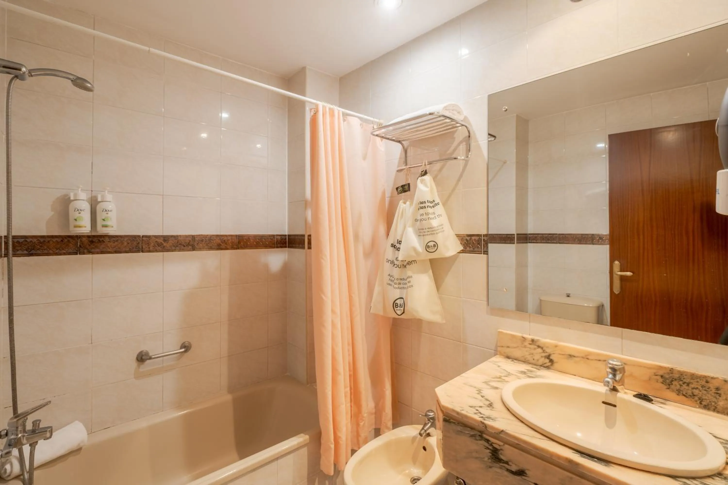 Quadruple Room in B&B HOTEL Gijón Centro Begoña