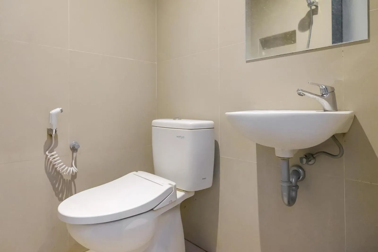 Deluxe Twin Room in Mono Coliving Ngagel, Surabaya