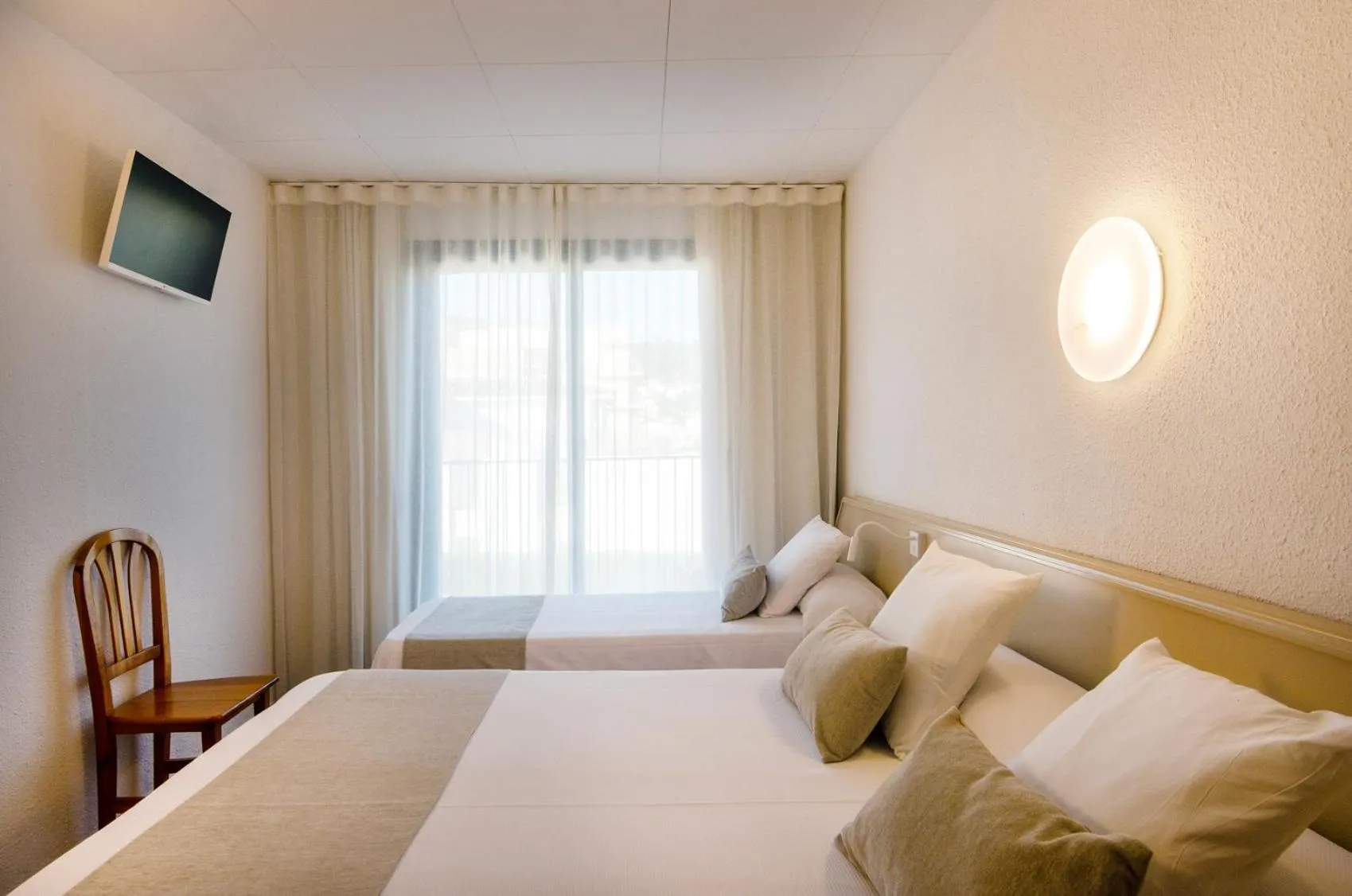 Triple Room (2 Adults + 1 Child) in Hotel Medes II