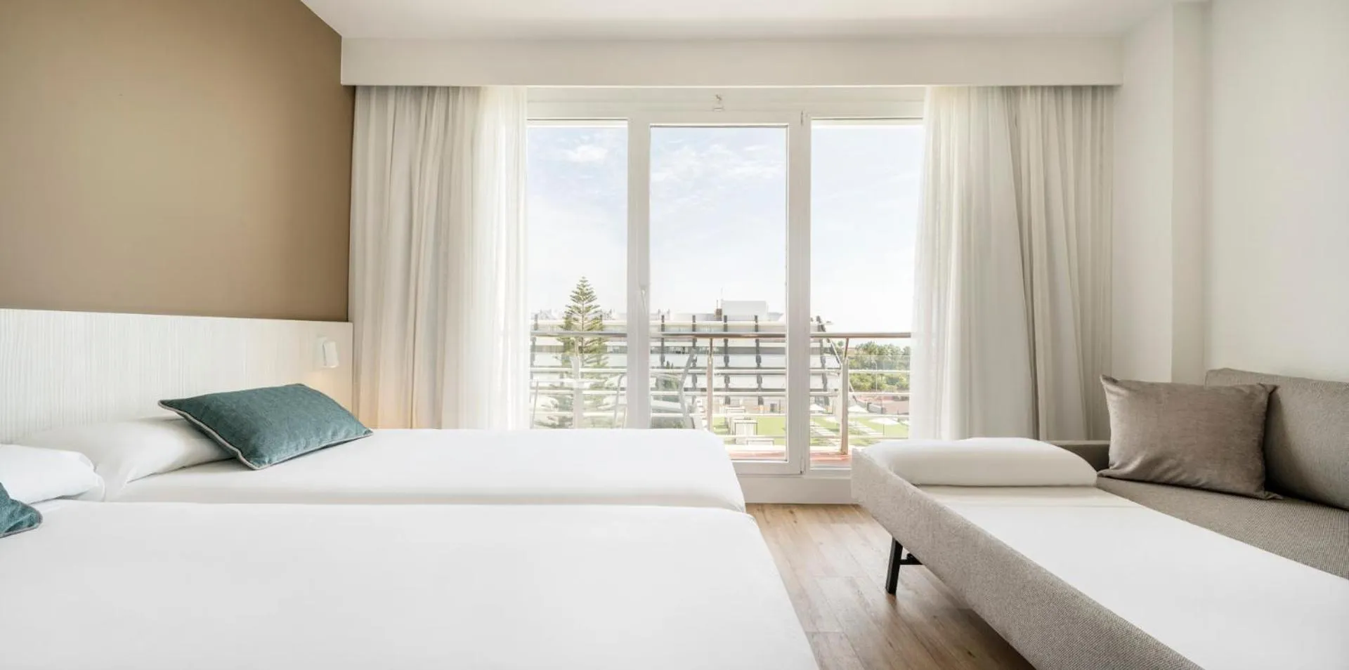 Twin Room with Extra Bed (2 Adults + 1 Child) in Ilunion Islantilla