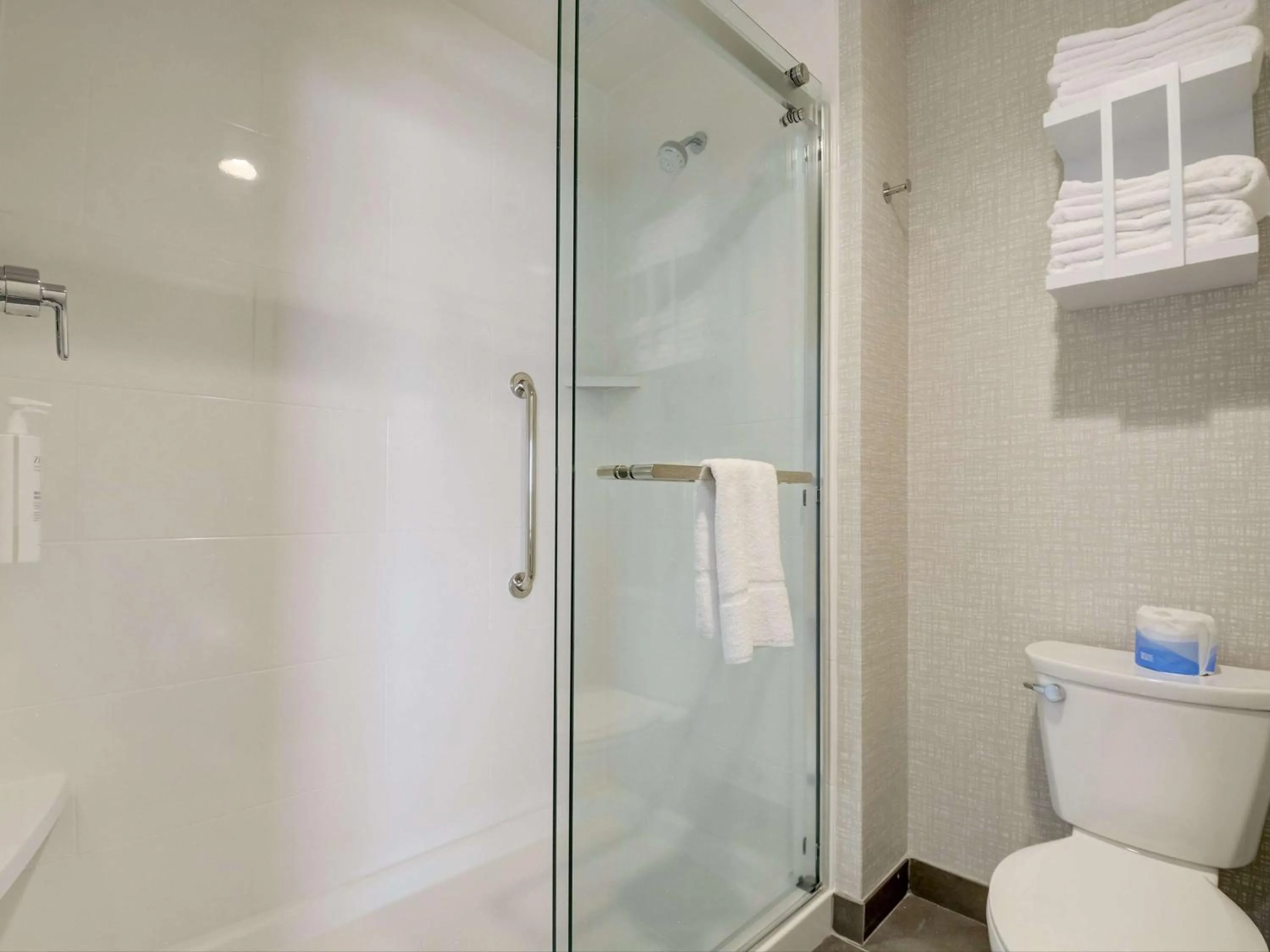 Queen Room with Two Queen Beds - Hearing Access in Hampton Inn & Suites Williamstown Ark Encounter, Ky