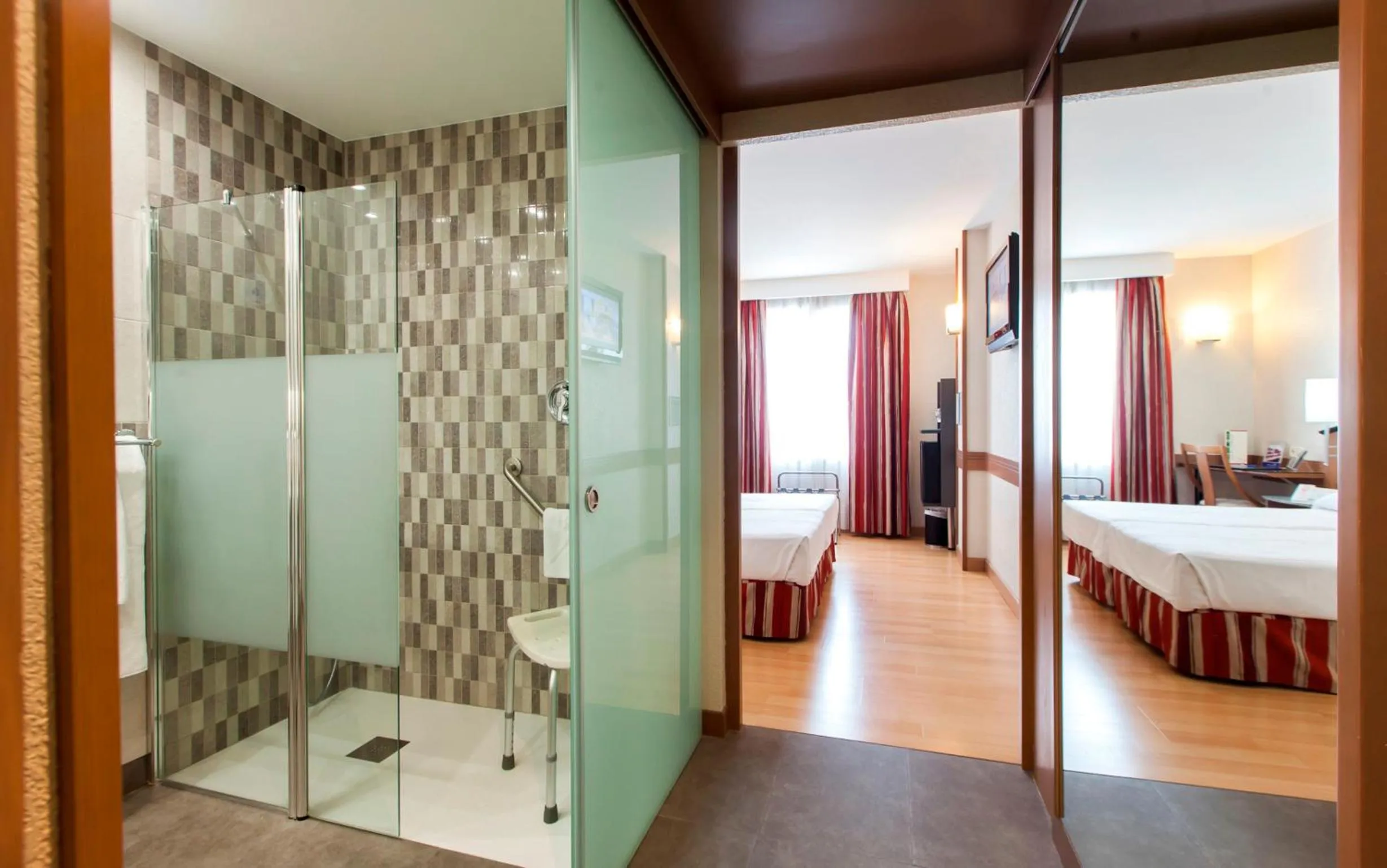 Double or Twin Room - Disability Access in Hotel Albret