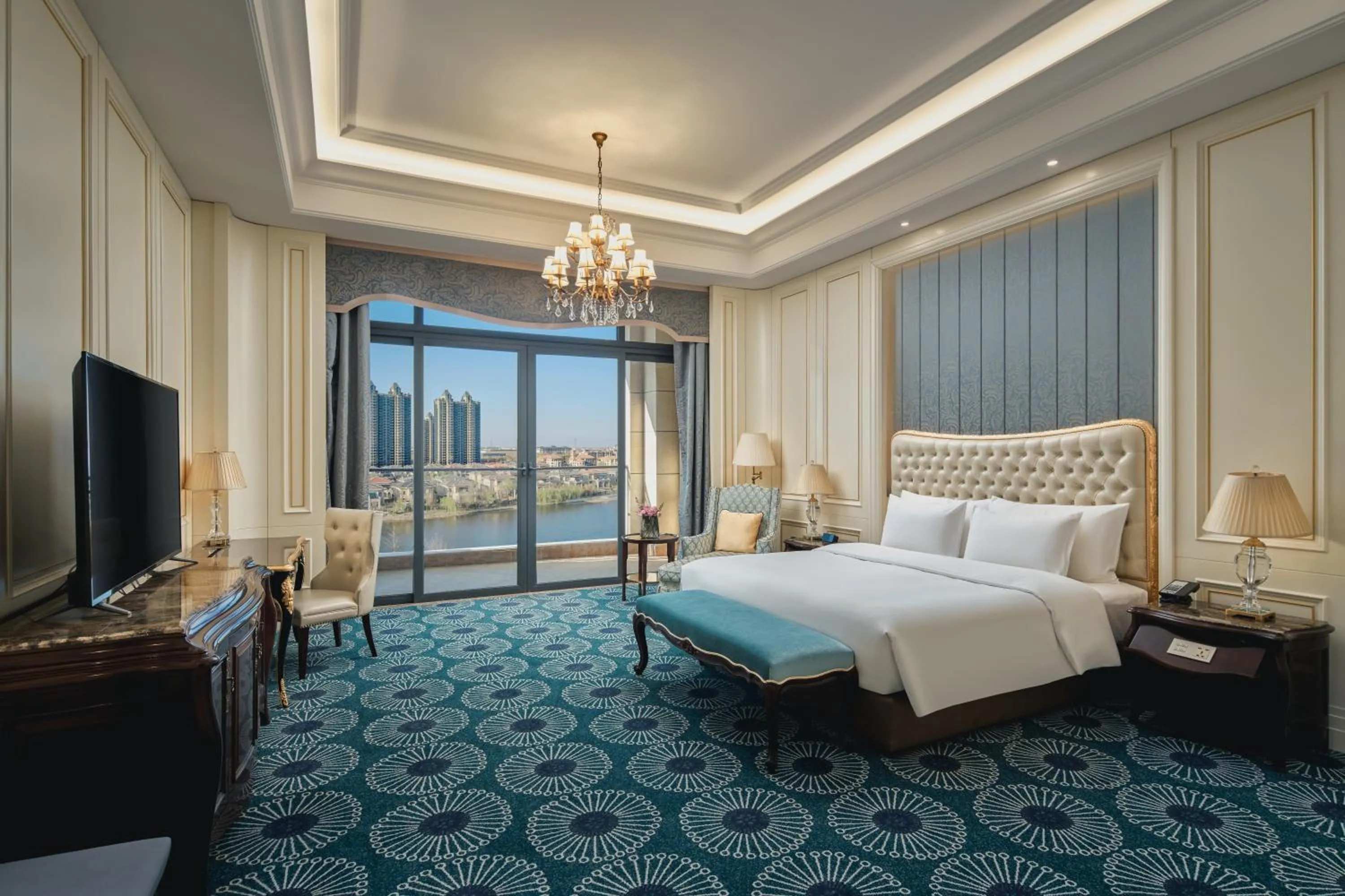 Standard King Room with Lake View in Crowne Plaza Dongying by IHG