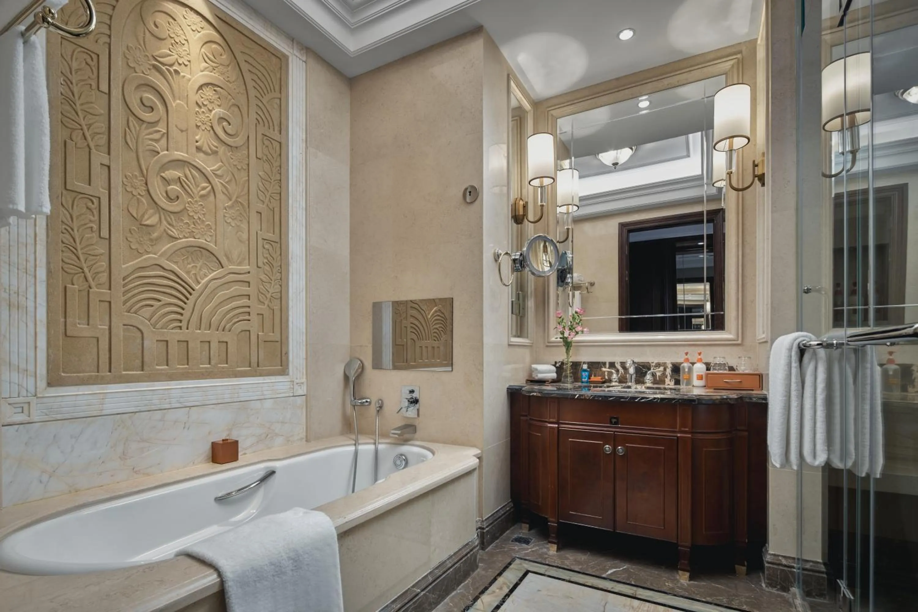 One-Bedroom King Suite with Lake View in Crowne Plaza Dongying by IHG