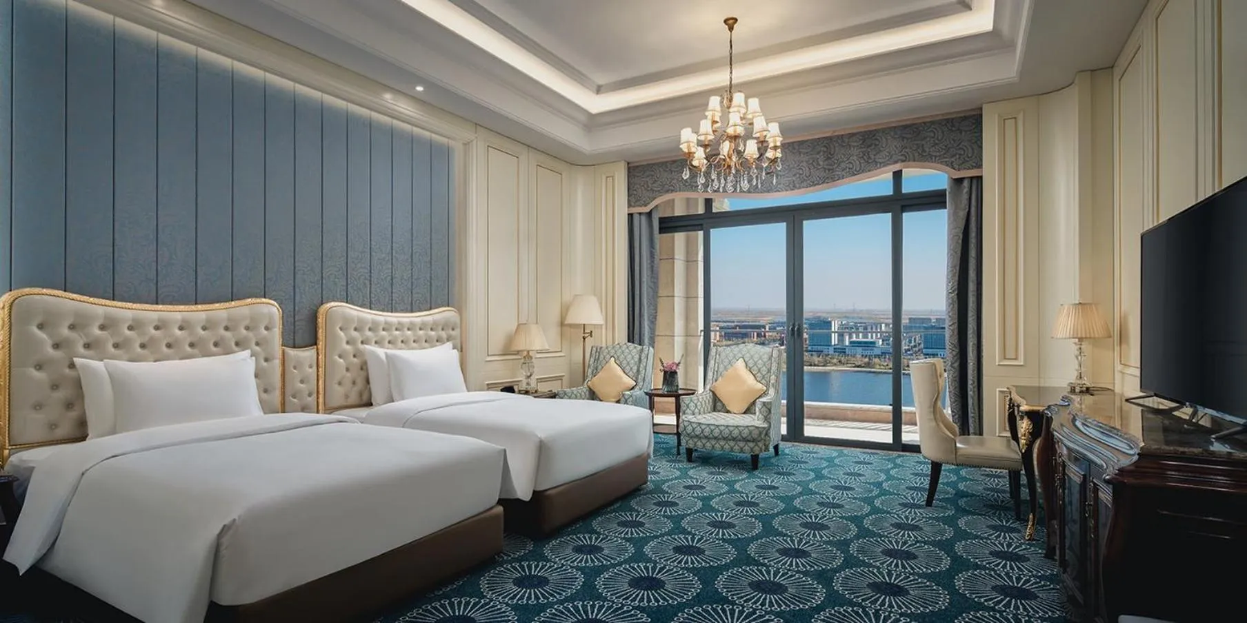 Standard Twin Room with Lake View - Lounge Access in Crowne Plaza Dongying by IHG