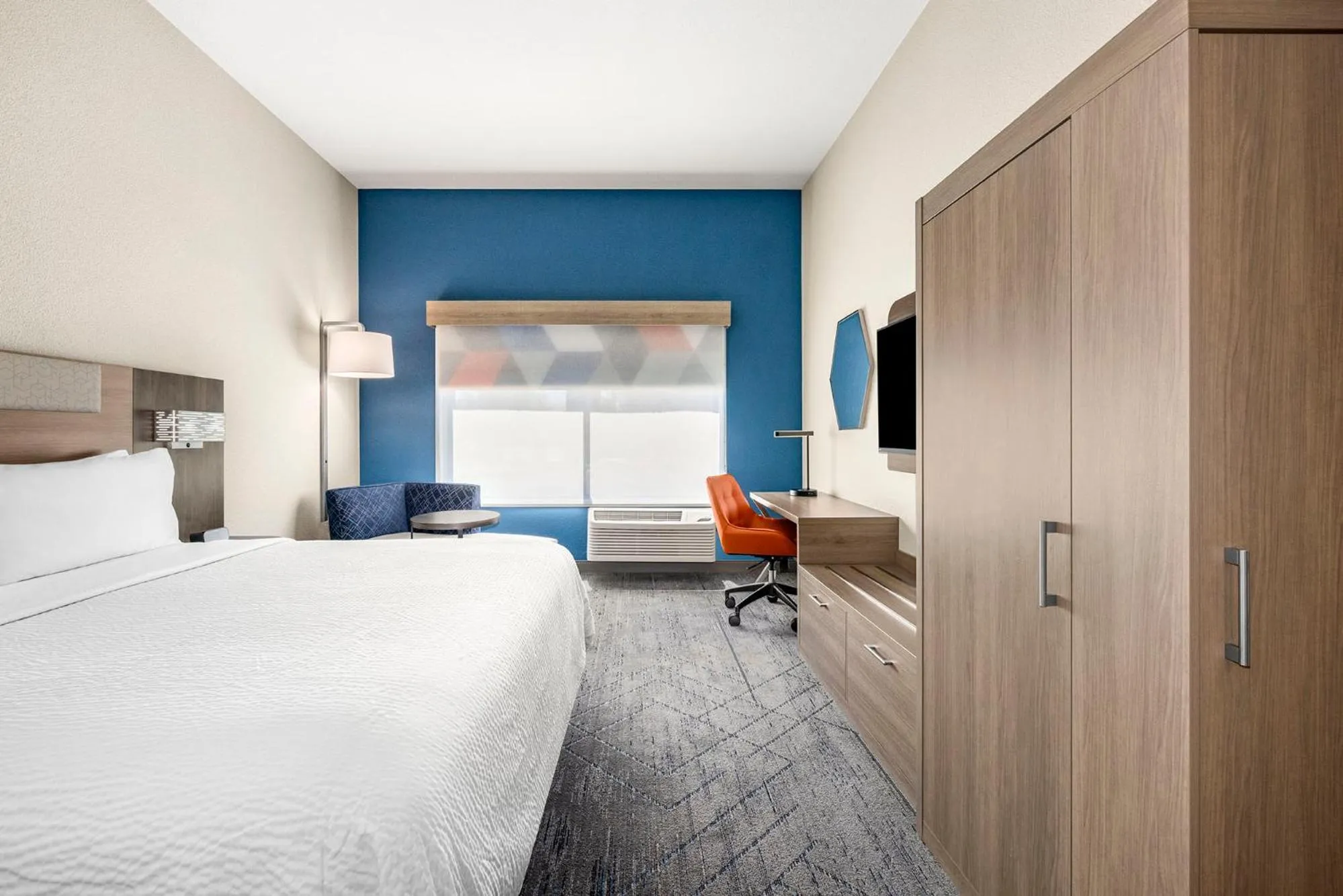 King Studio with Tub - Hearing Accessible/Non-Smoking in Holiday Inn Express & Suites - Phoenix West - Tolleson
