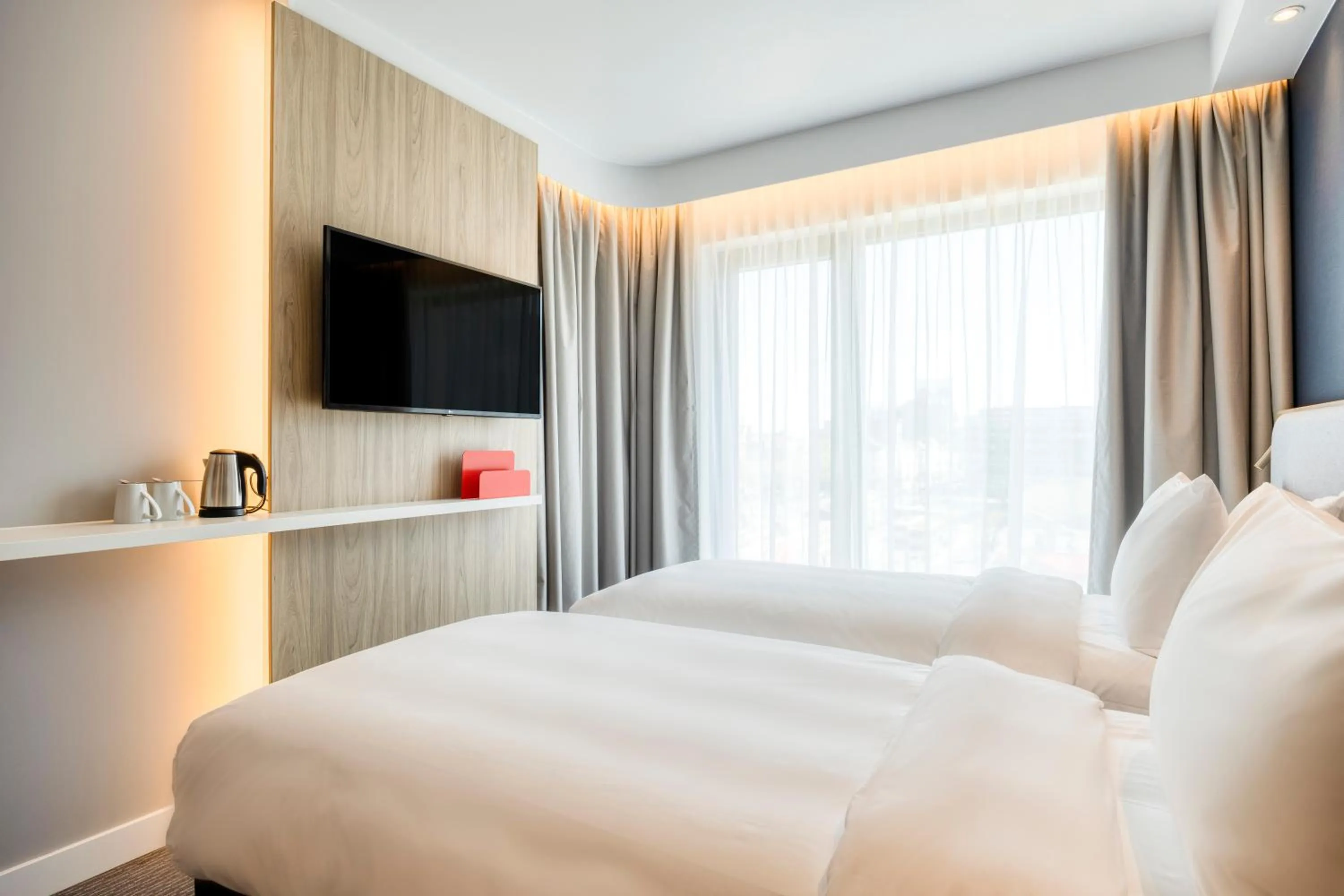 Standard Twin Room with Free Breakfast in Holiday Inn Express Antwerp - City Centre by IHG