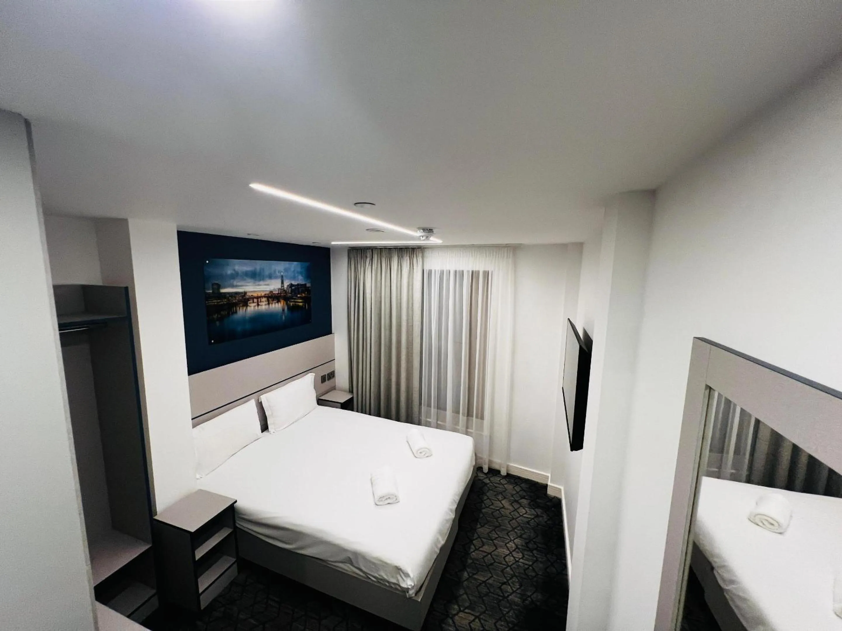 Superior Twin Room in Ilford Grand Hotel