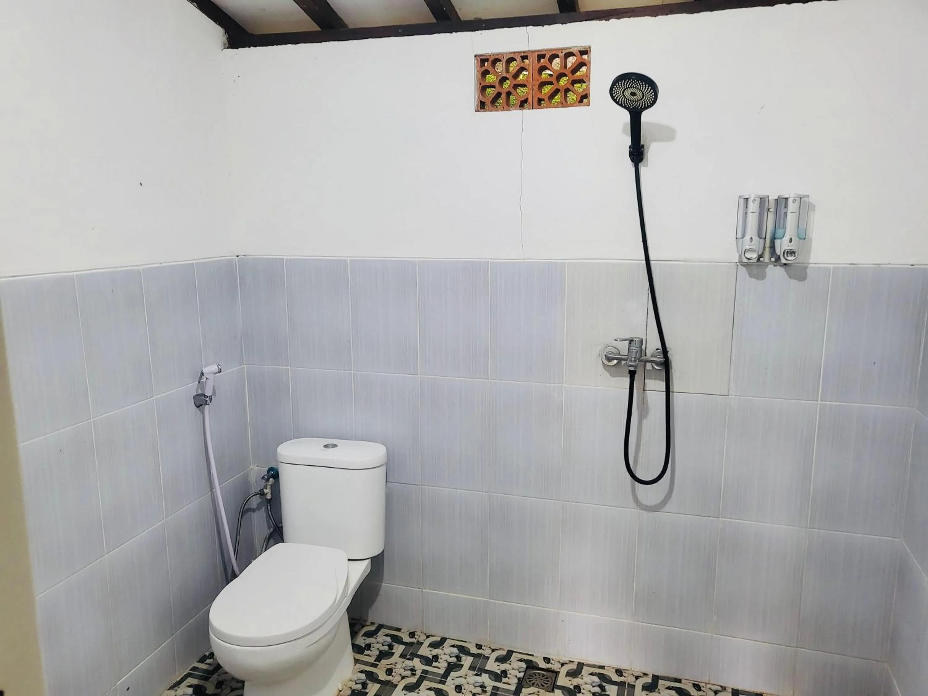 Deluxe Double Room in RedDoorz Syariah Near Wisata Durensewu Pandaan