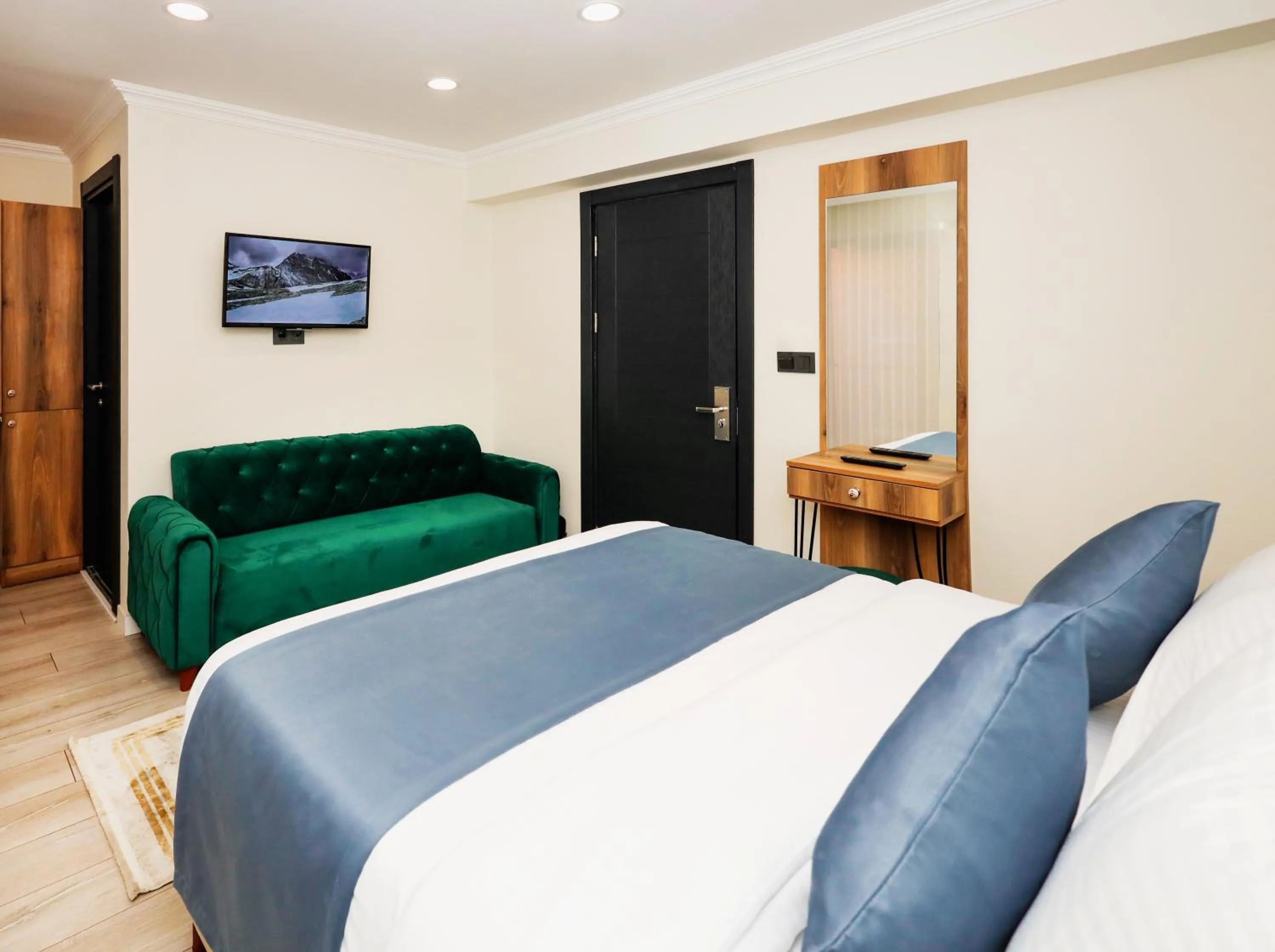 Deluxe Double Room with Balcony in Galata Master Hotel