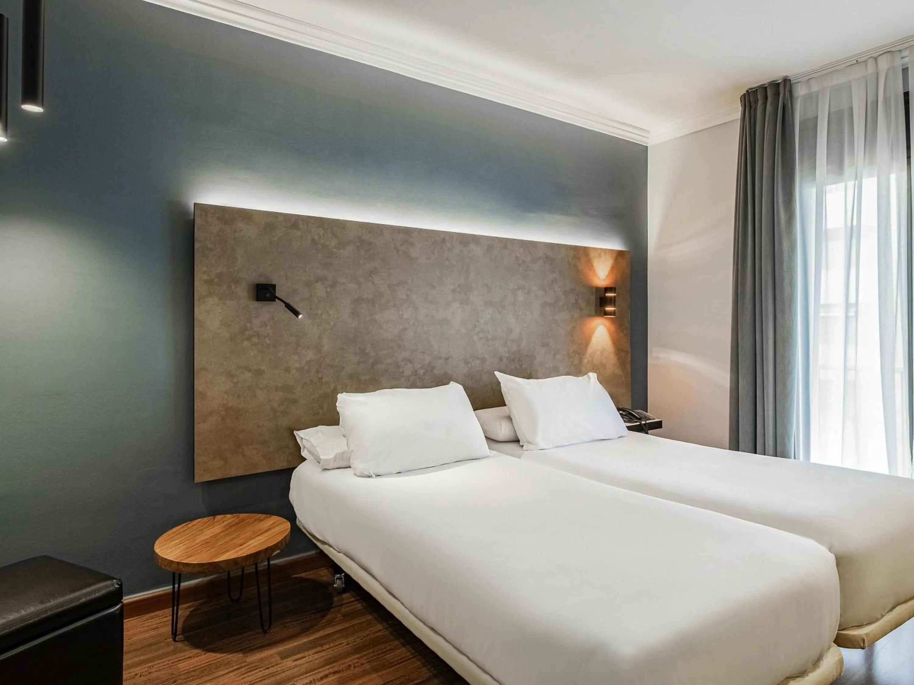 Twin Room with Parking Included in Ibis Styles Figueres Ronda