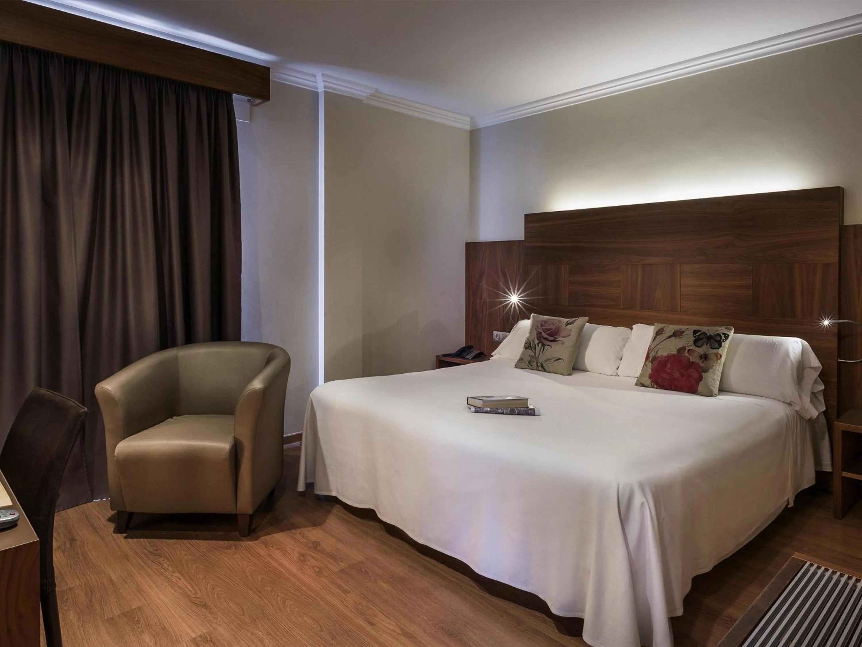 Superior Room with parking included in Ibis Styles Figueres Ronda