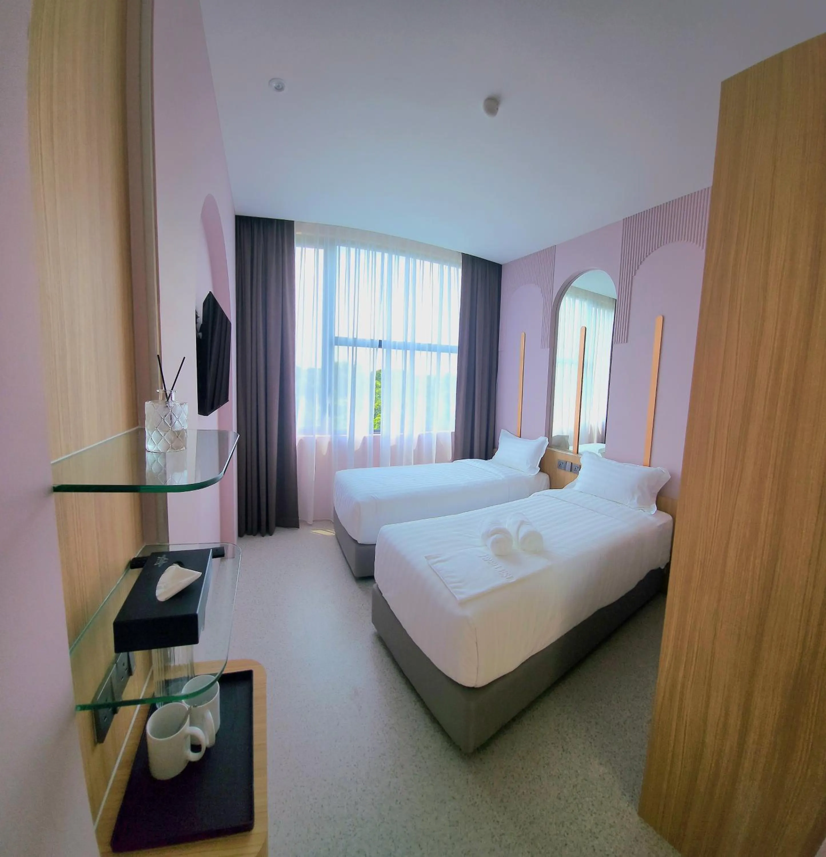 Deluxe Twin Room in Wellesley Hotel