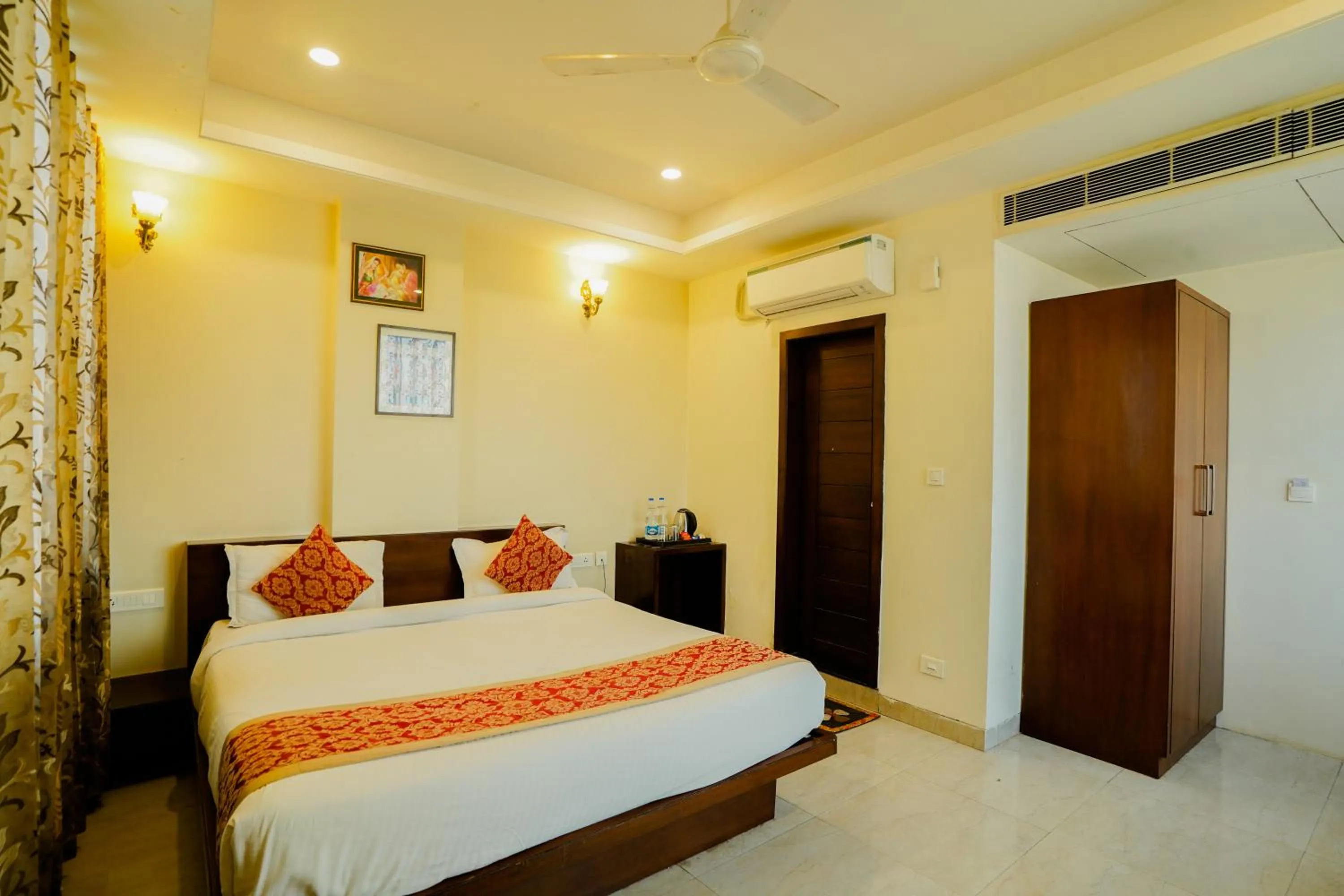 Deluxe Double Room in Hotel Cheelgadi