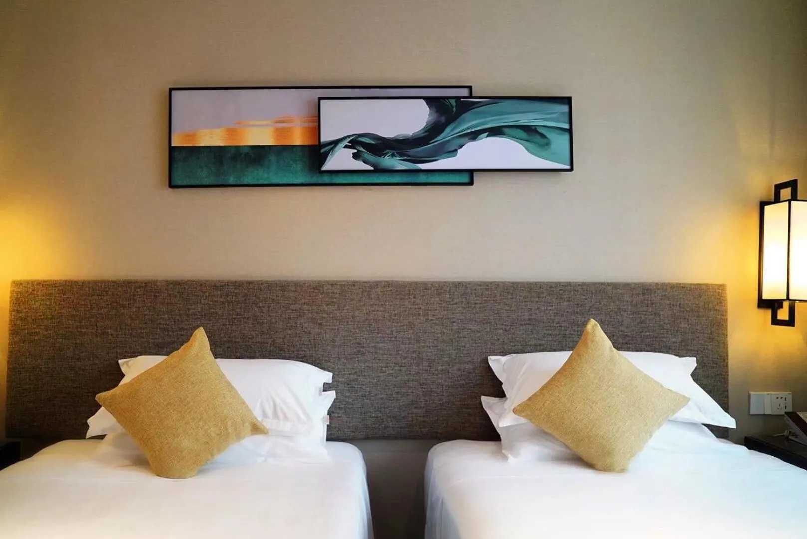 Deluxe Twin Room in SSAW Boutique Hotel Shanghai Huangpu River