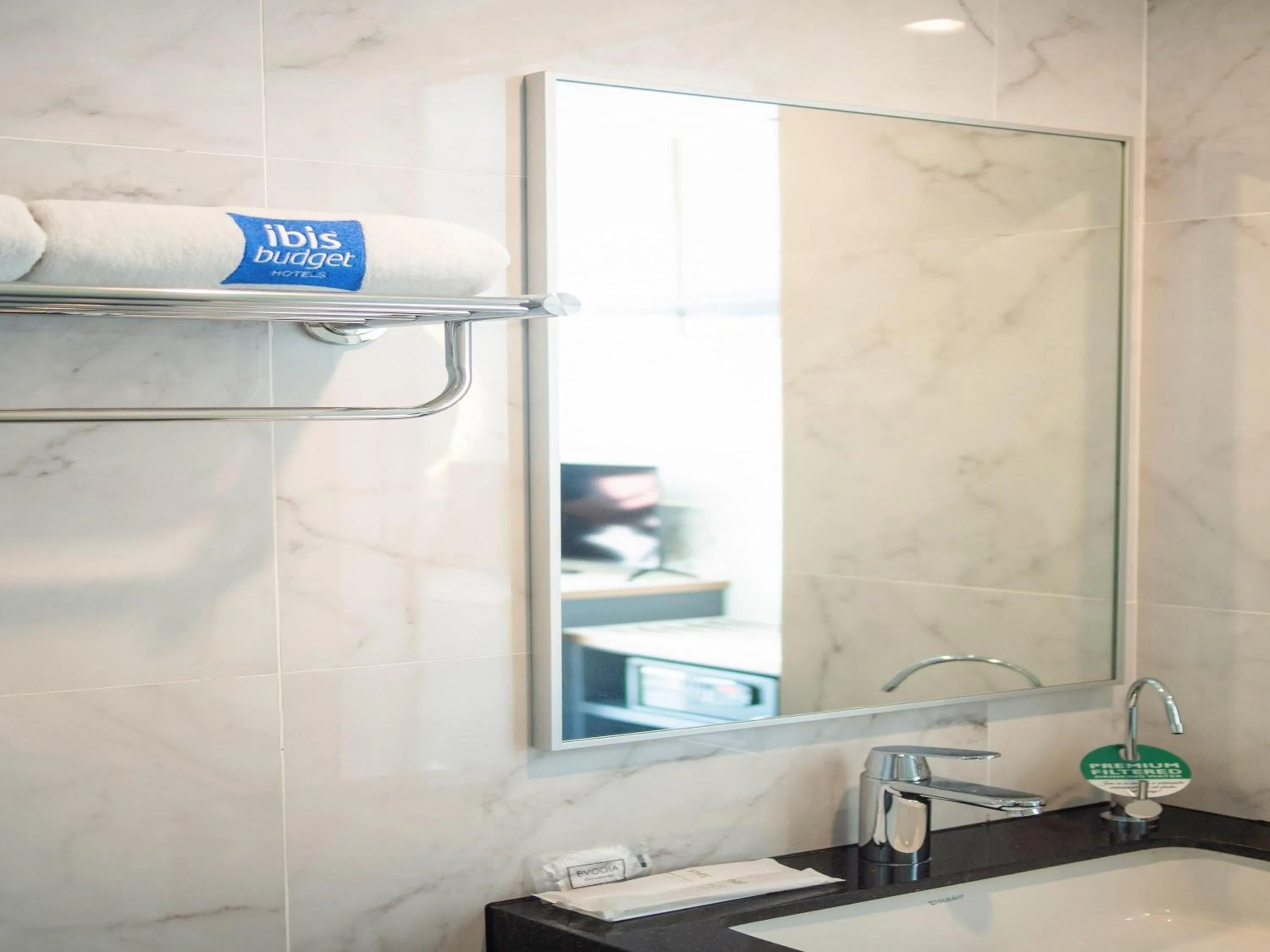 Deluxe Twin Room in ibis budget Singapore Gold