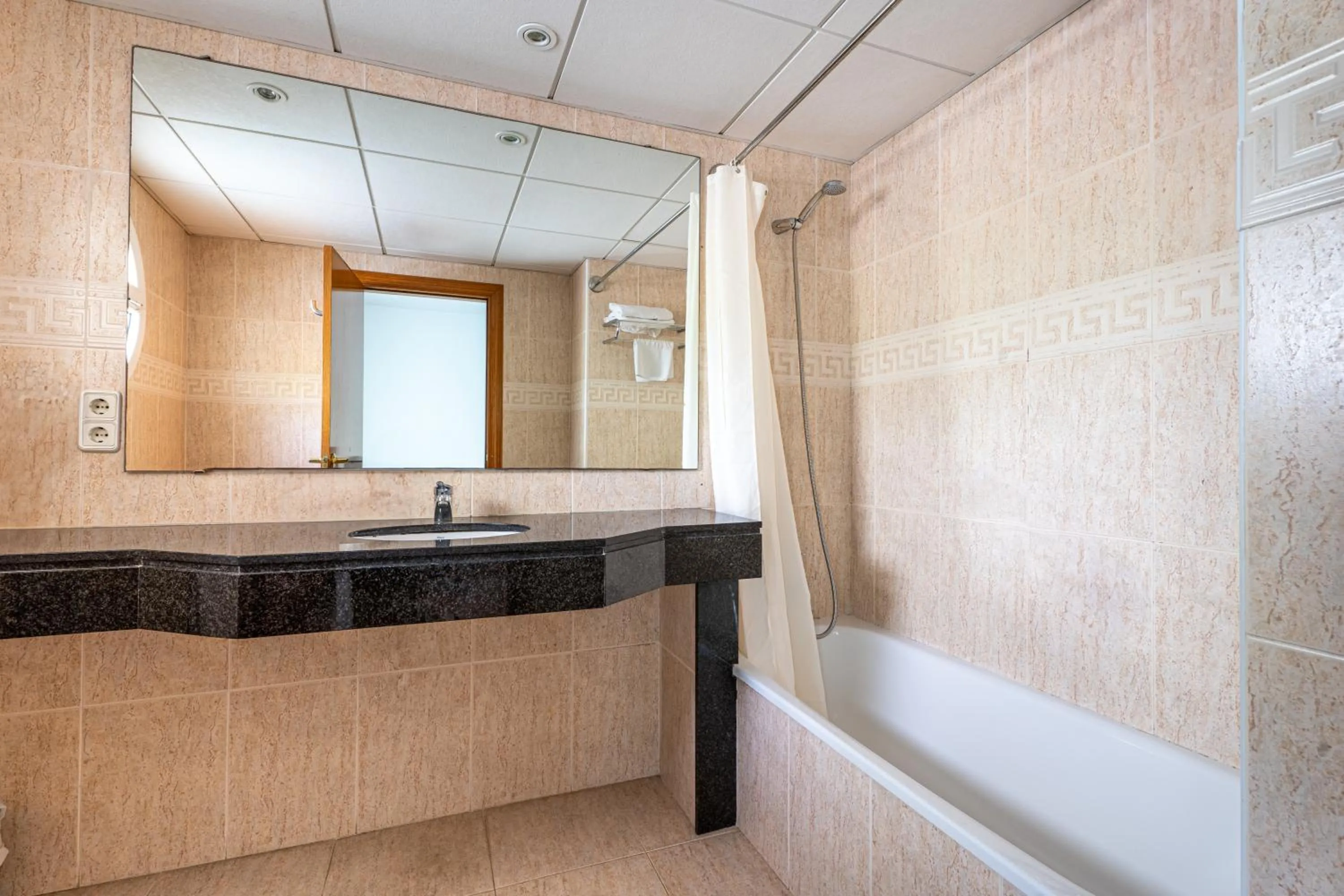 Quadruple Room with Terrace in Hotel Canada Palace