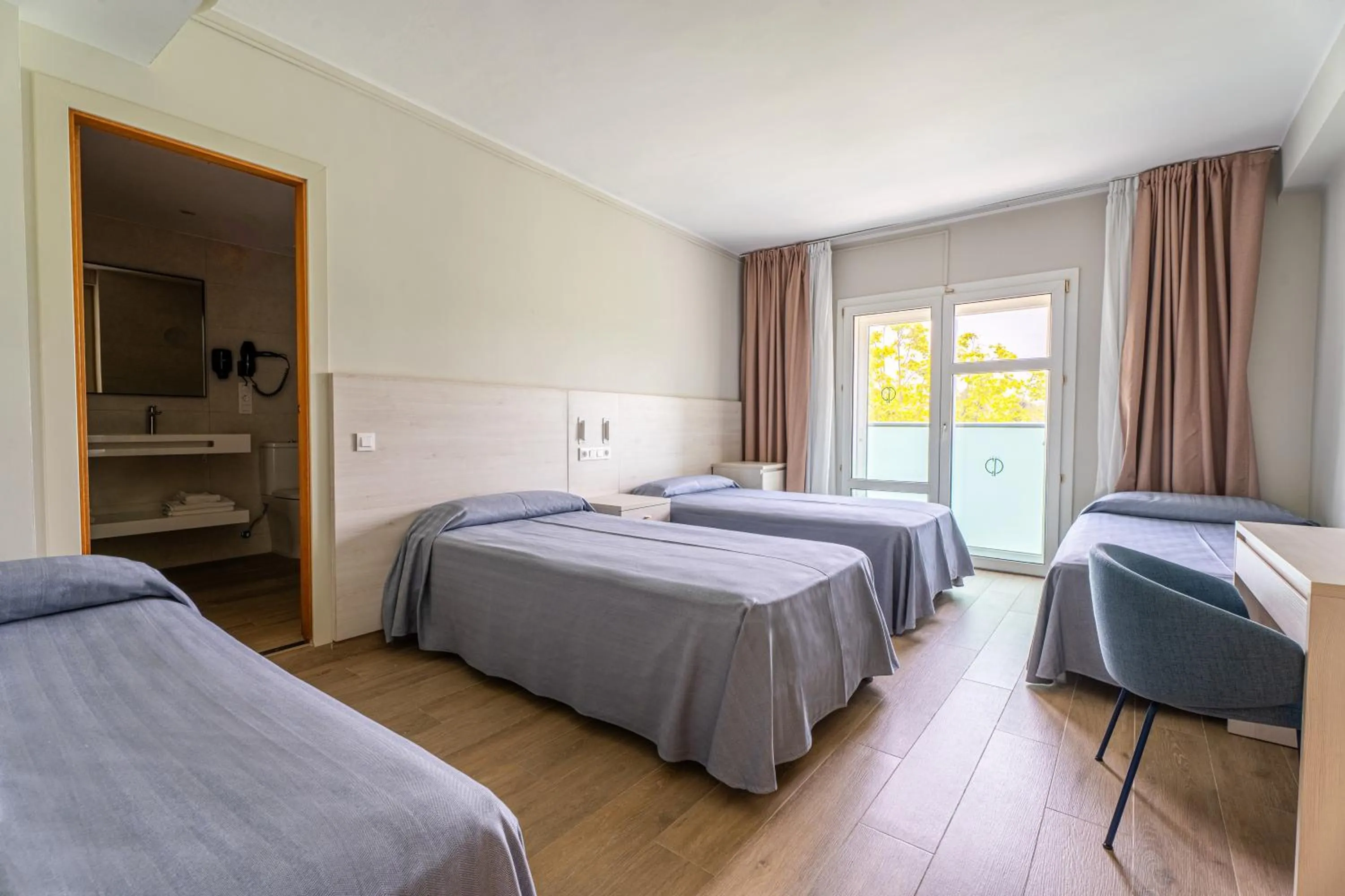 Standard Triple Room in Hotel Canada Palace