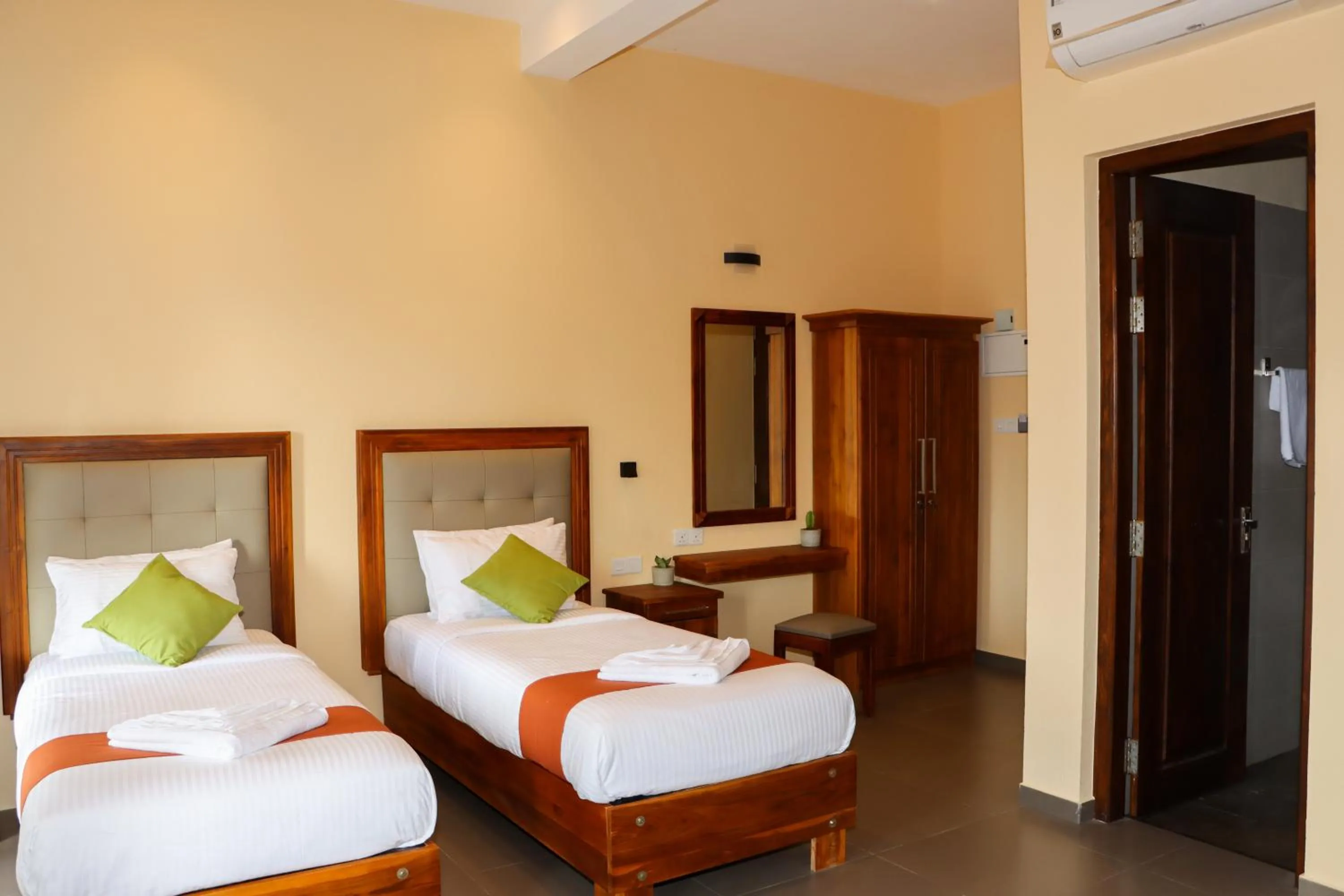Deluxe Twin Room in Paddyway Resort
