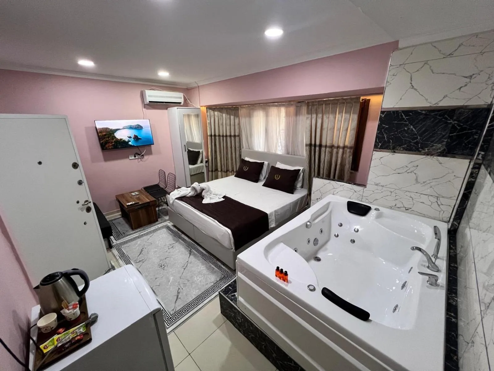Deluxe Double Room with Jacuzzi in İstanbul Palace Hotel