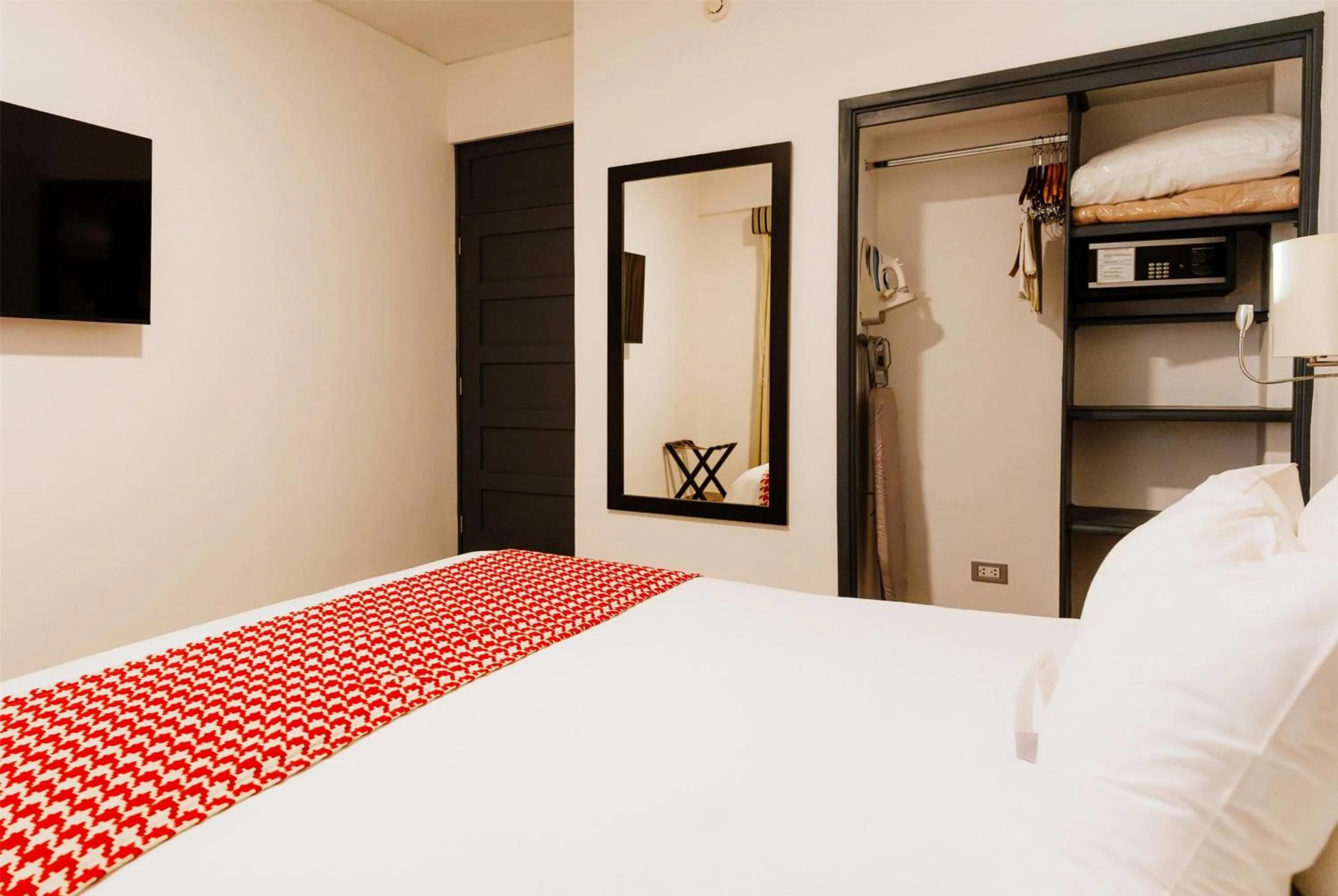 Standard Queen Room - single occupancy in Wyndham Costa del Sol Cajamarca