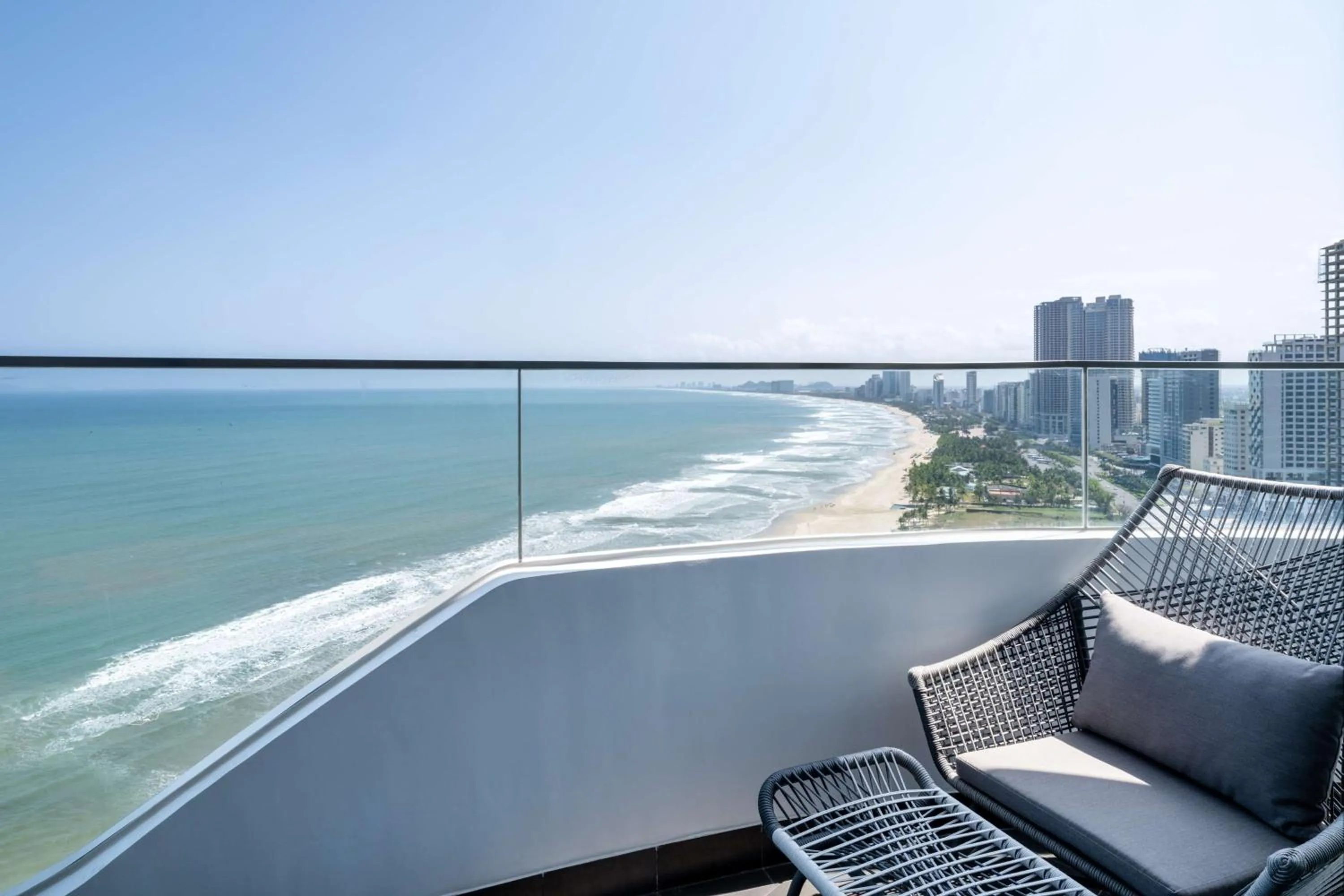 Panoramic Room with Ocean View and Balcony in Hilton Garden Inn Da Nang