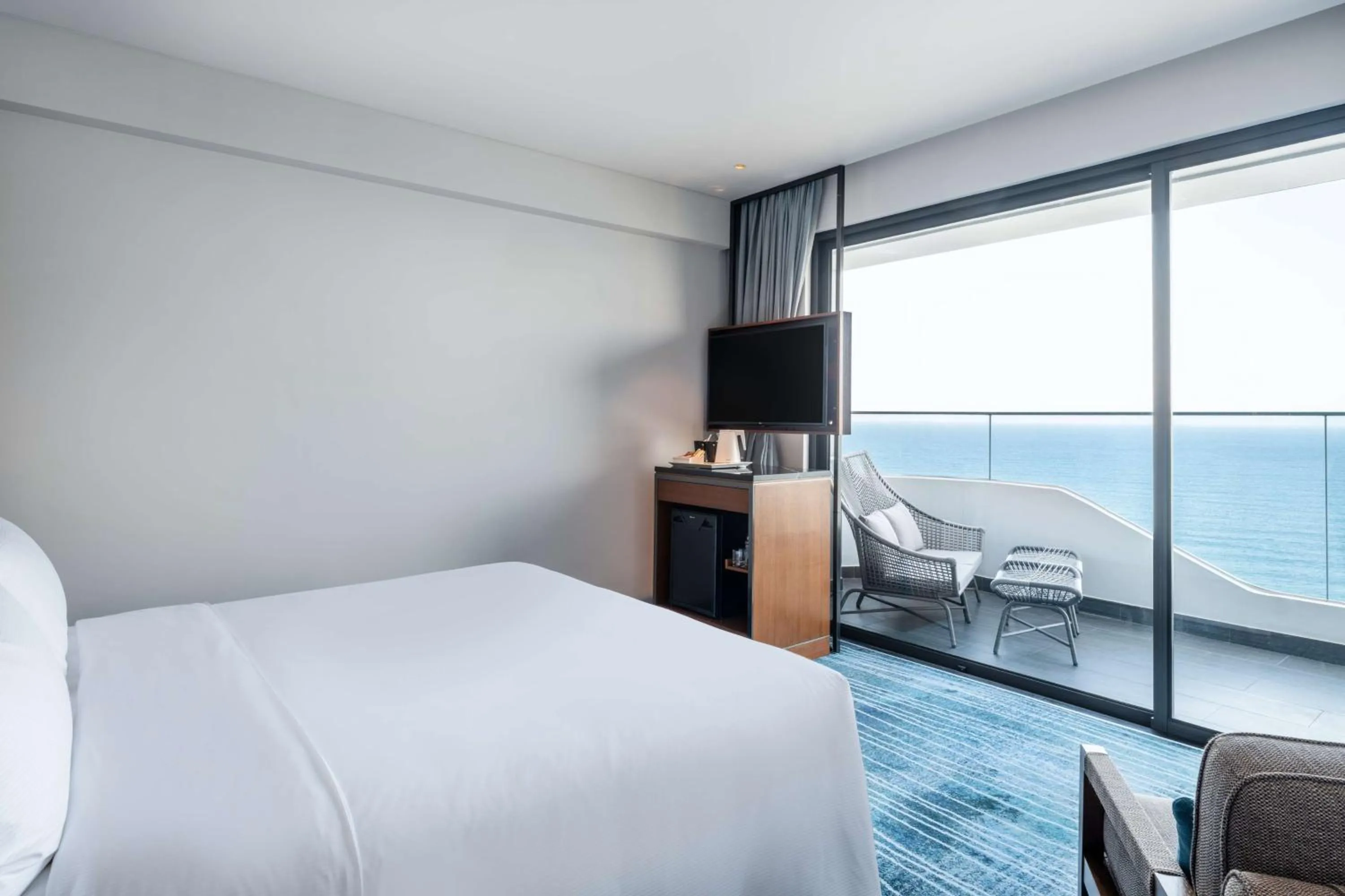 Deluxe Corner King Room with Ocean View and Balcony in Hilton Garden Inn Da Nang