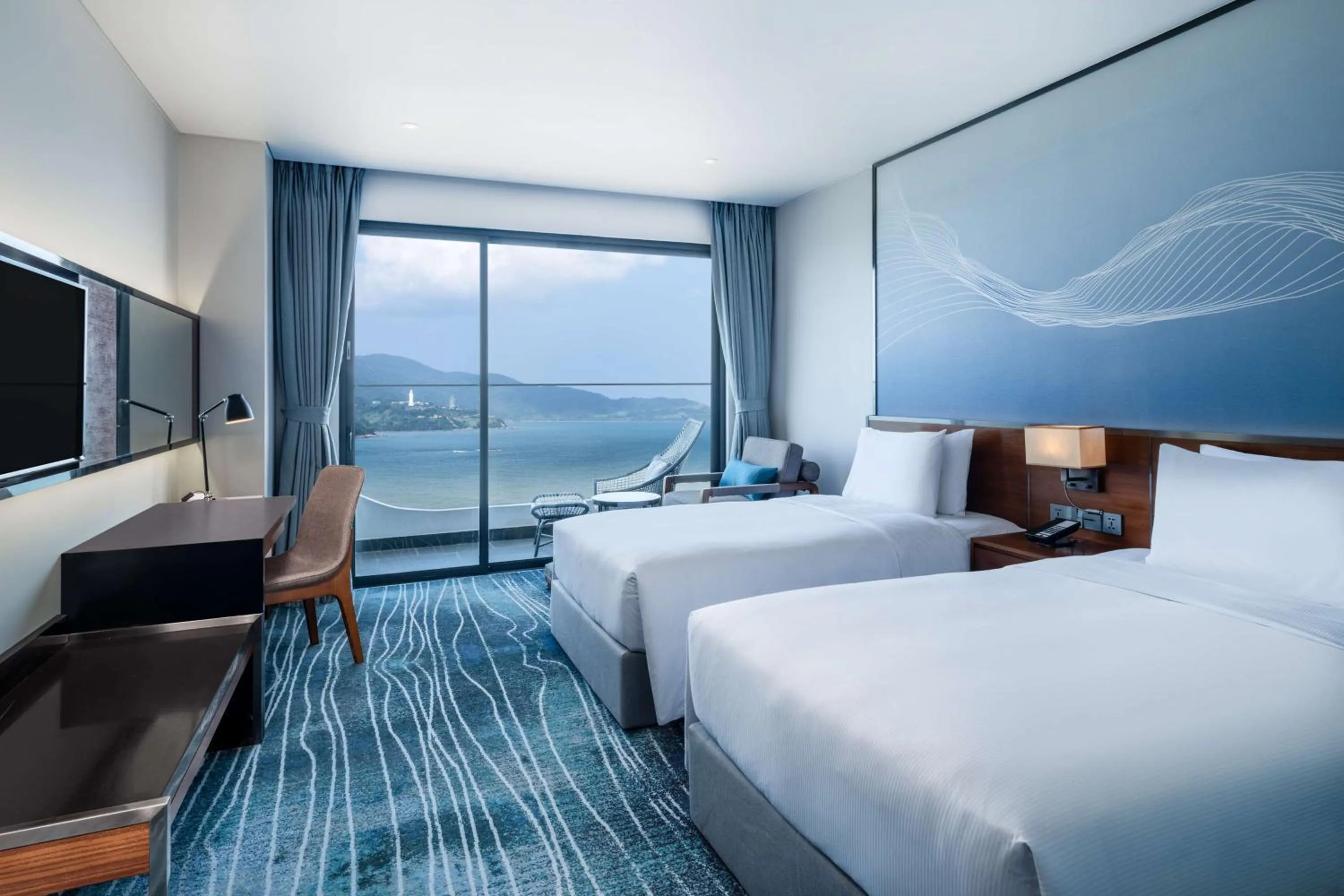 Deluxe Twin Room with Ocean View and Balcony in Hilton Garden Inn Da Nang