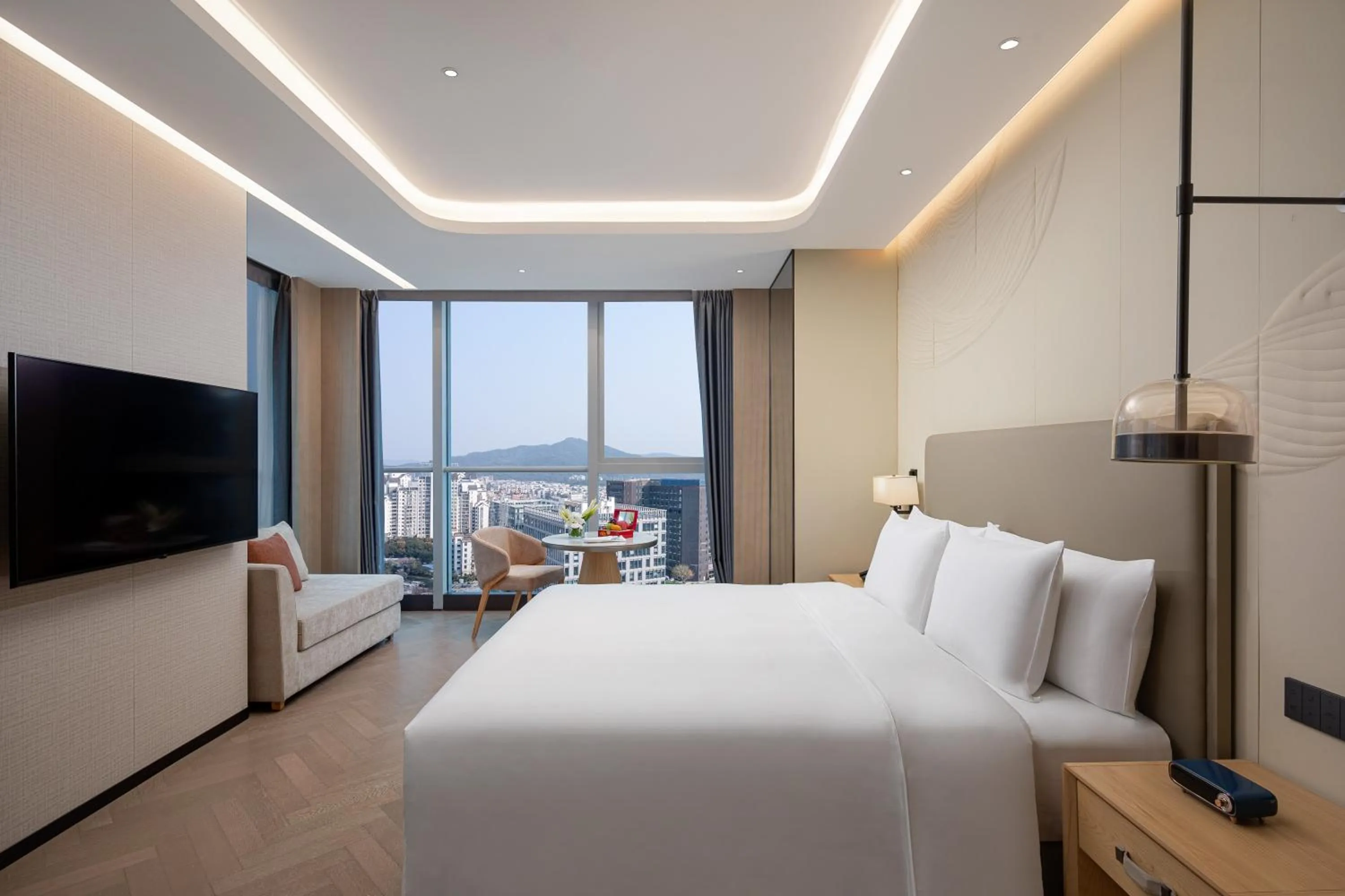 1 King Bed and 2 Single Beds, Premium Deluxe Suite, Smoking in Wyndham Guangzhou Baiyun Mountain