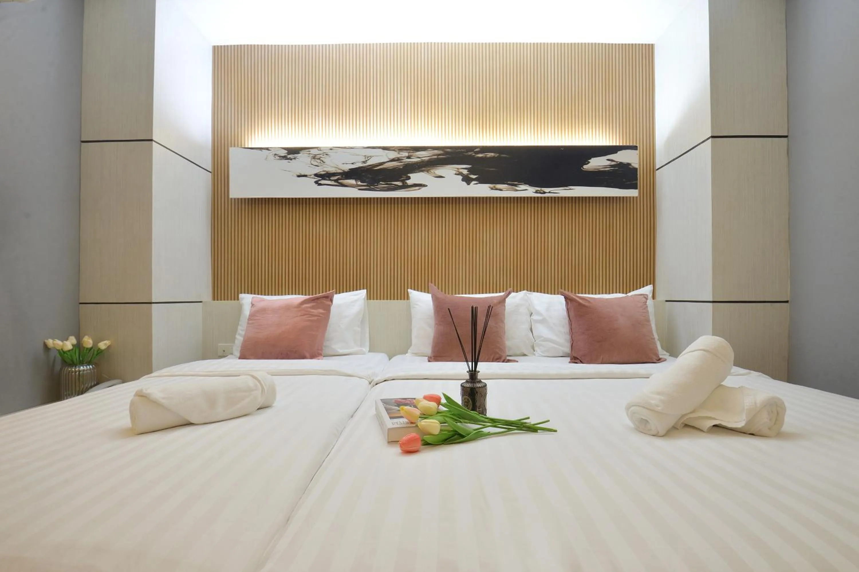 Deluxe Triple Room in De Lux Bangkok Hotel