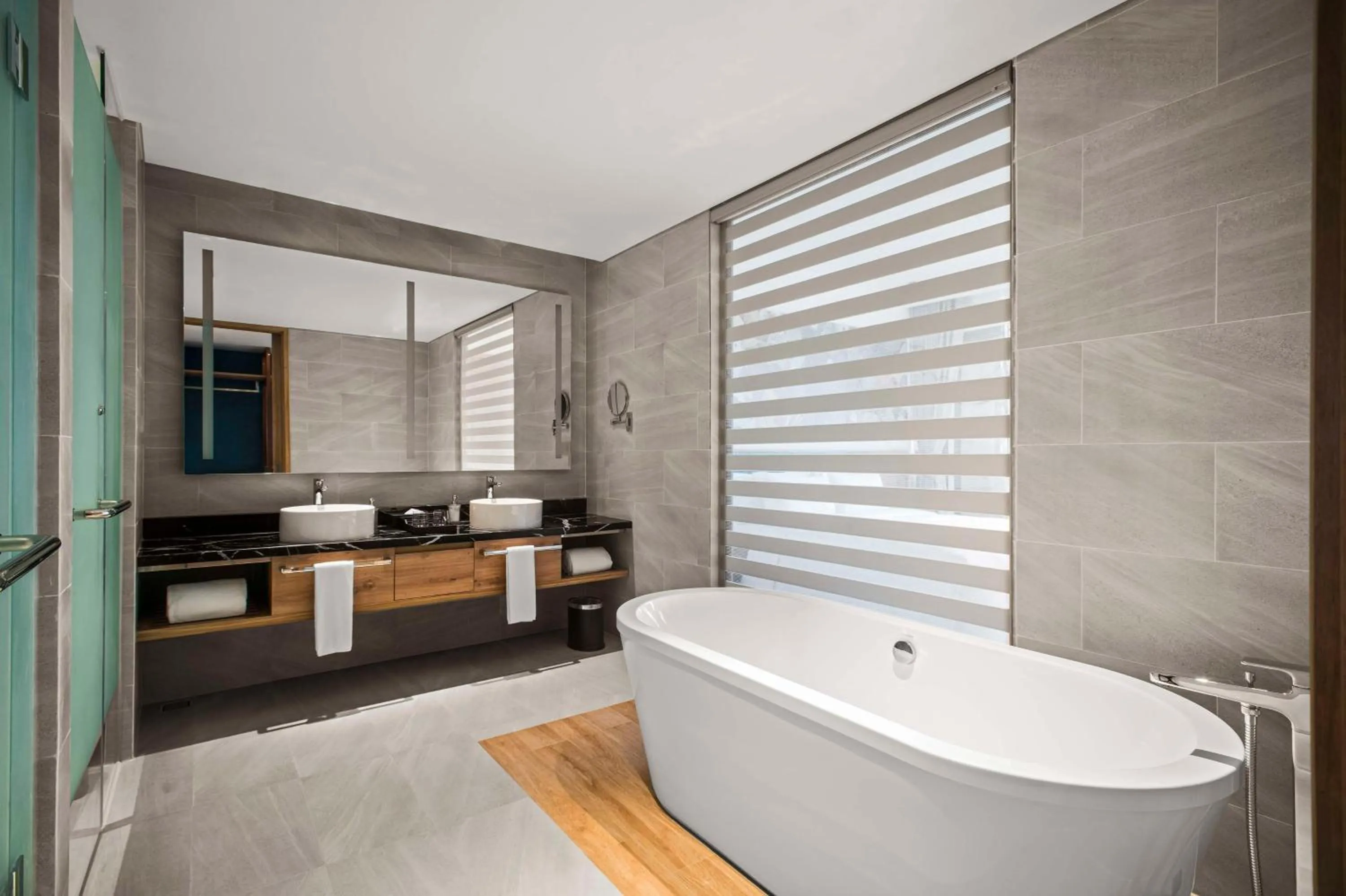 Two-Bedroom Suite with Balcony and Sea View in Dhawa Ho Tram