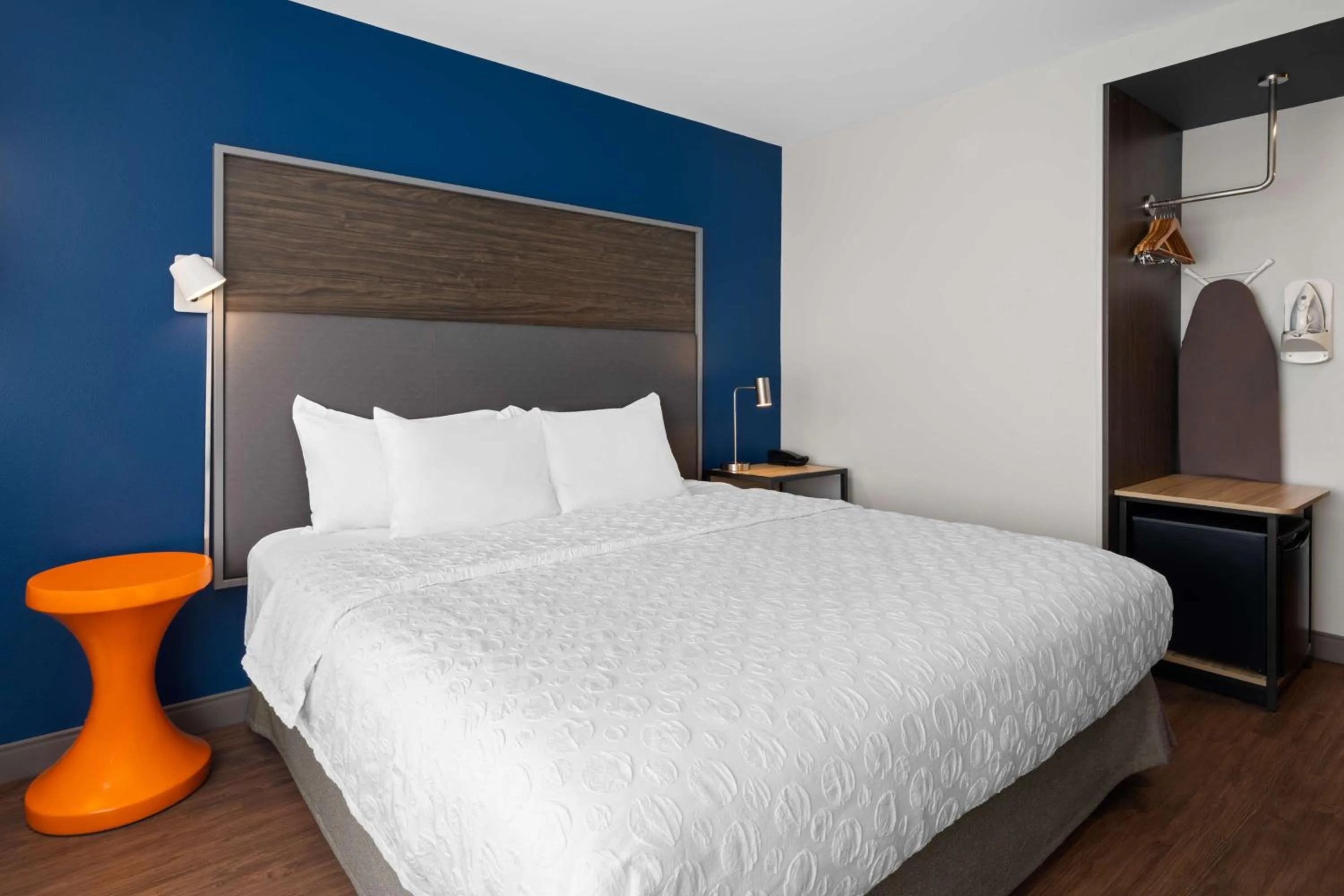 King Room with Walk-In Shower in Tru By Hilton Wisconsin Dells