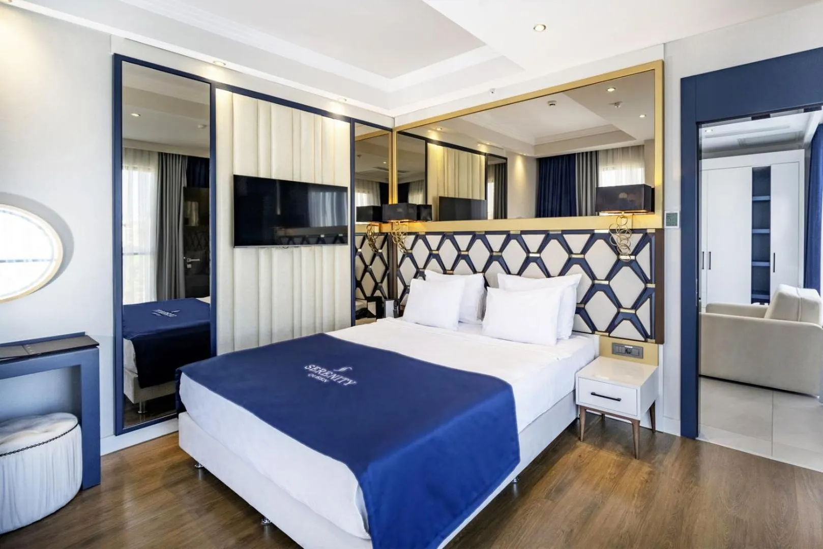 Deluxe Double Room with Balcony and Sea View in Serenity Queen Hotel