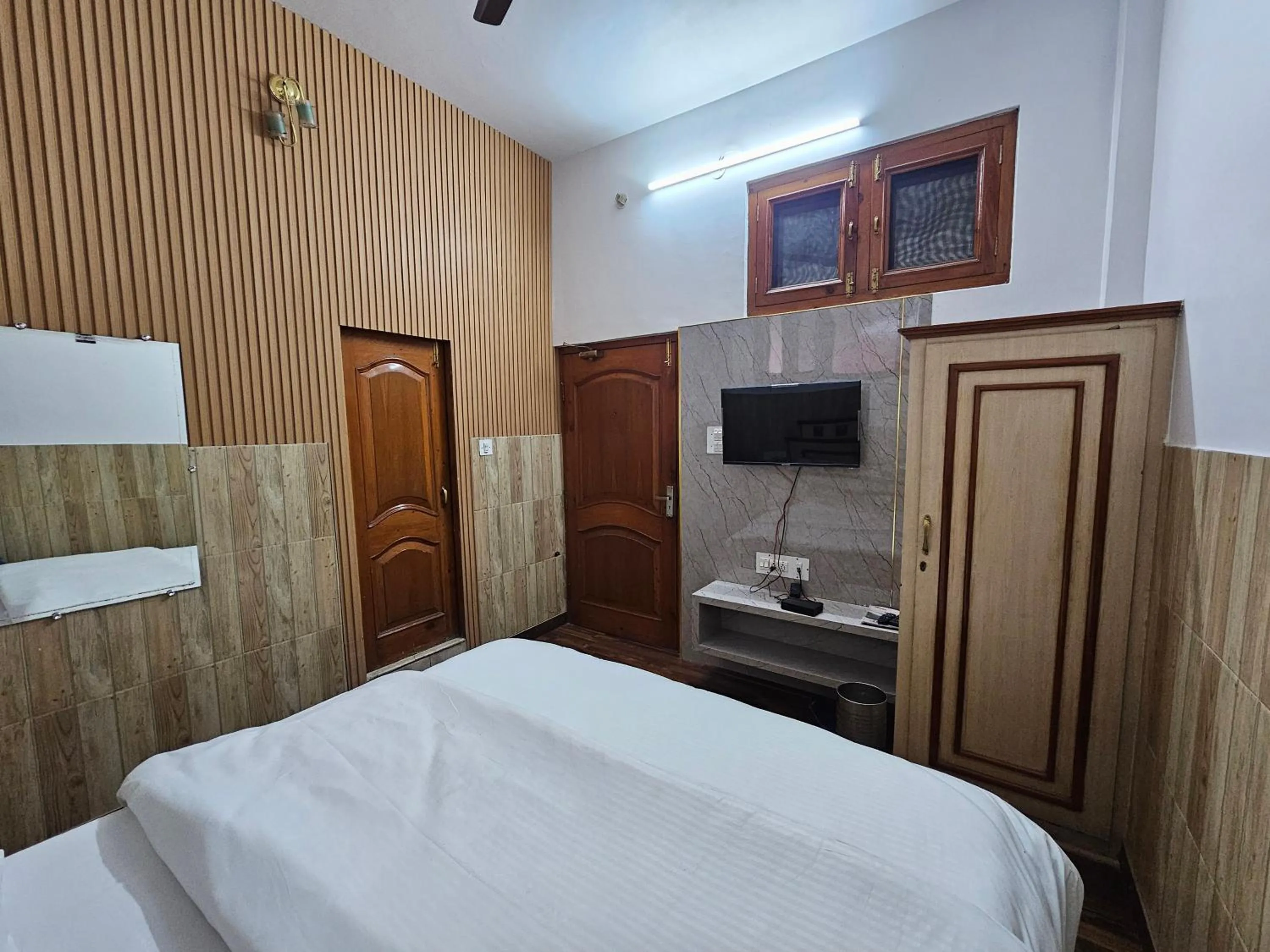 Budget Double Room in HOTEL CITY HEART